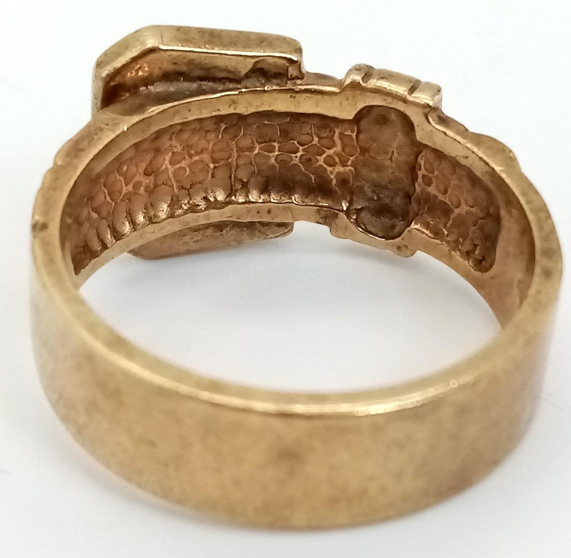 A Vintage 9K Yellow Gold Belt Buckle Design Ring. Size W 1/2. 9.81g - Image 3 of 4