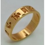 A 18K YELLOW GOLD HYROGLYPHICS ENGRAVED BAND RING 7.8G SIZE U