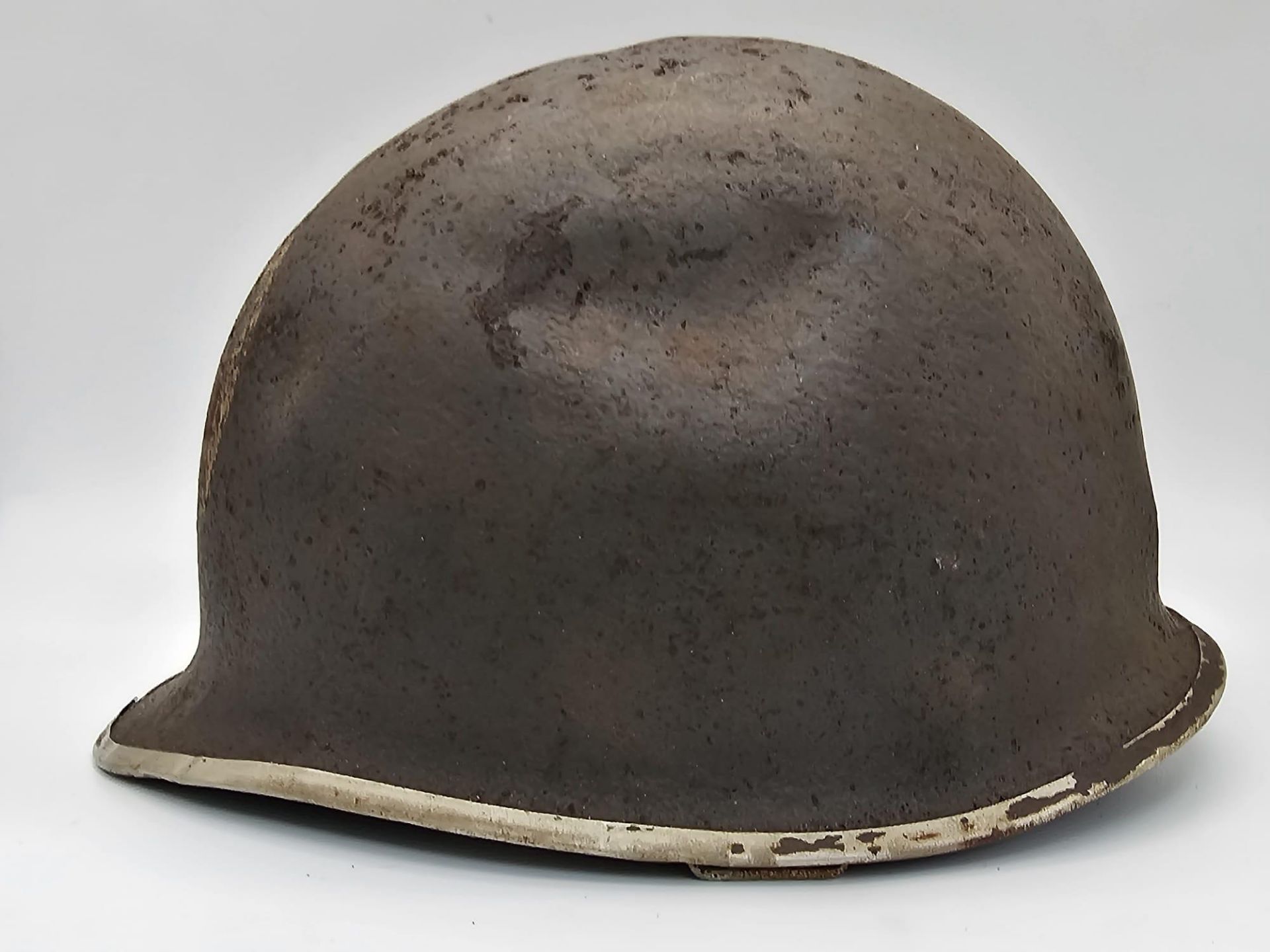 Semi Relic WW2 US Rangers Medic’s M1 Helmet. Early War fixed Bale with front split seam. - Bild 5 aus 9