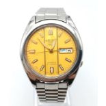 A Vintage Seiko 5 Automatic 21 Jewel Gents Watch. Stainless steel strap and case with skeleton