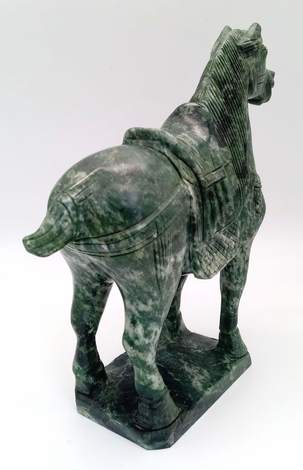 A Chinese Tang Style Hand Carved Green Solid Jade Horse Figure. Stands on a jade platform. 25cm - Bild 2 aus 2