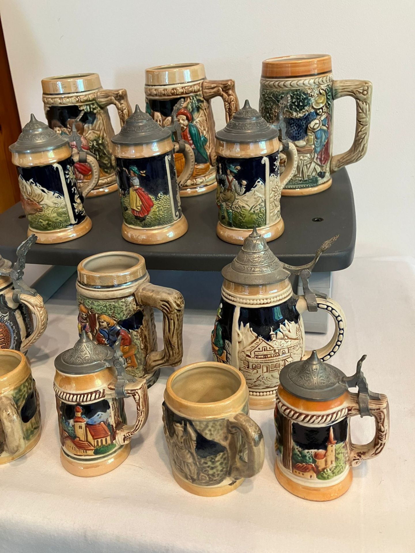 Collection of German/Austrian Beer Steins and Tankards. Various sizes to include steins with lids, - Bild 2 aus 3