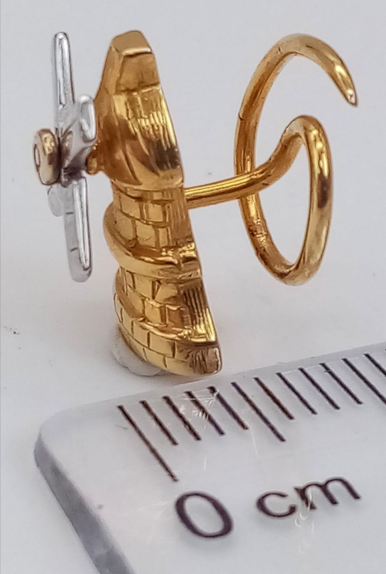 A 9 k yellow gold wind mill clip with revolving wings. Height: 14 mm, weight: 1.8 g. - Bild 2 aus 7