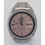 A Seiko 5 Pink Dial Gents Watch. Stainless steel strap and case - 37mm. Pink checked dial with day/