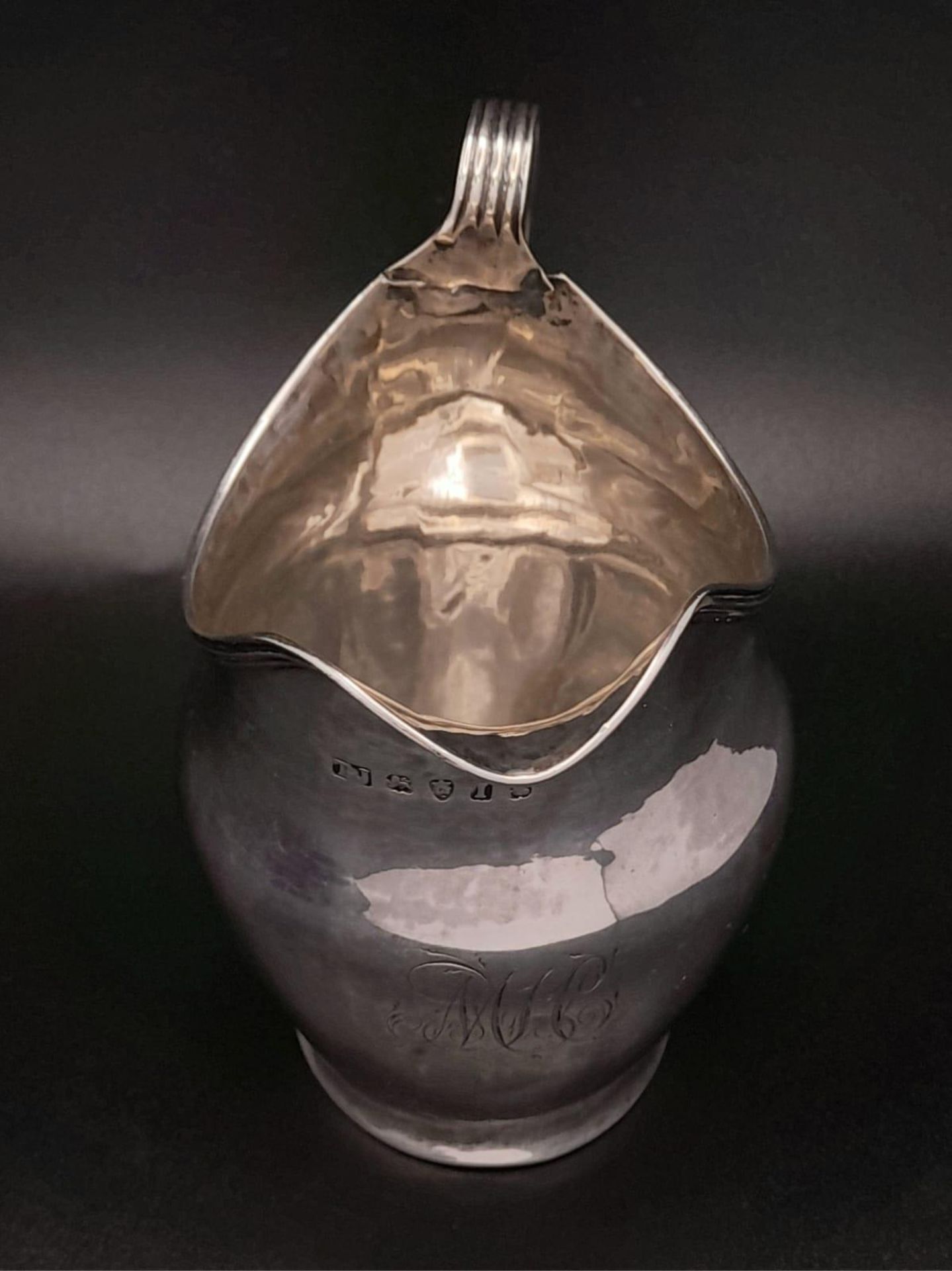 A George III Silver creamer jug by Thomas James of London 1804. Nice hallmarks. M.H Engraved to - Bild 2 aus 6