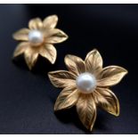 A PAIR OF 18K GOLD EARRINGS IN FLORAL SHAPE WITH CENTRAL PEARL . 3.2gms