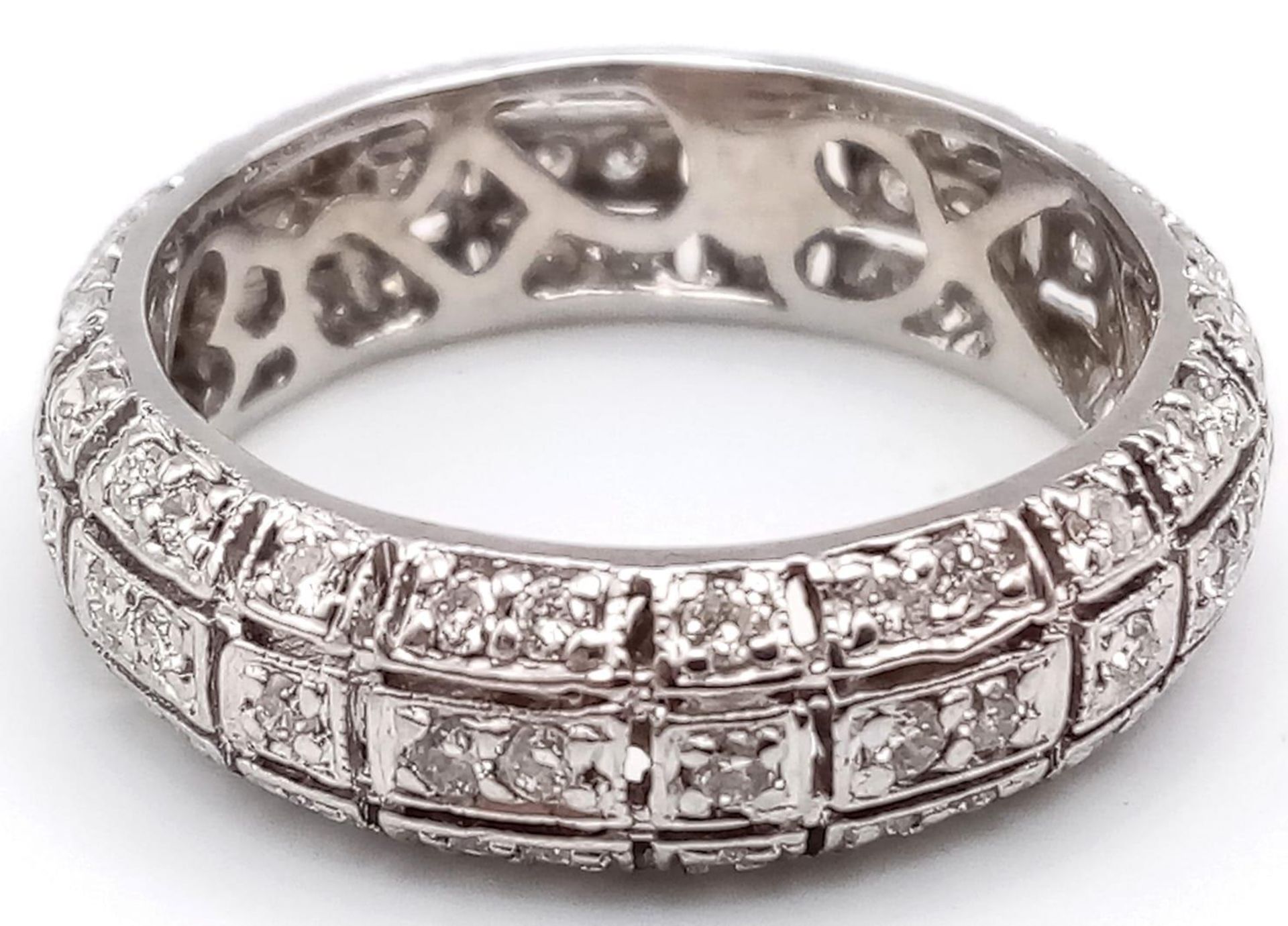 18K WHITE GOLD DIAMOND BAND RING. APPROX 1.30CT DIAMOND. TOTAL WEIGHT 4G. SIZE N - Image 2 of 4