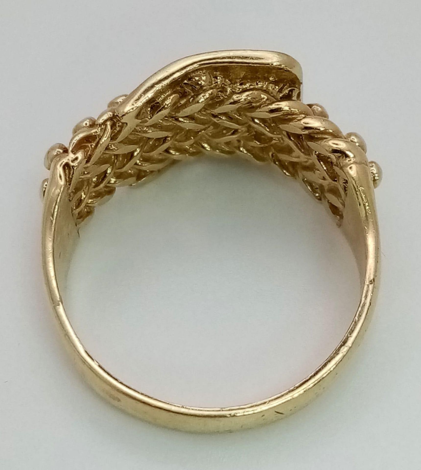 A 9K YELLOW GOLD BUCKLE KEEPER RING 7.6G SIZE U - Image 3 of 4