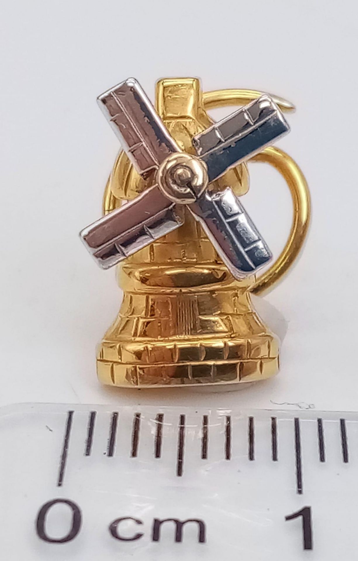 A 9 k yellow gold wind mill clip with revolving wings. Height: 14 mm, weight: 1.8 g.