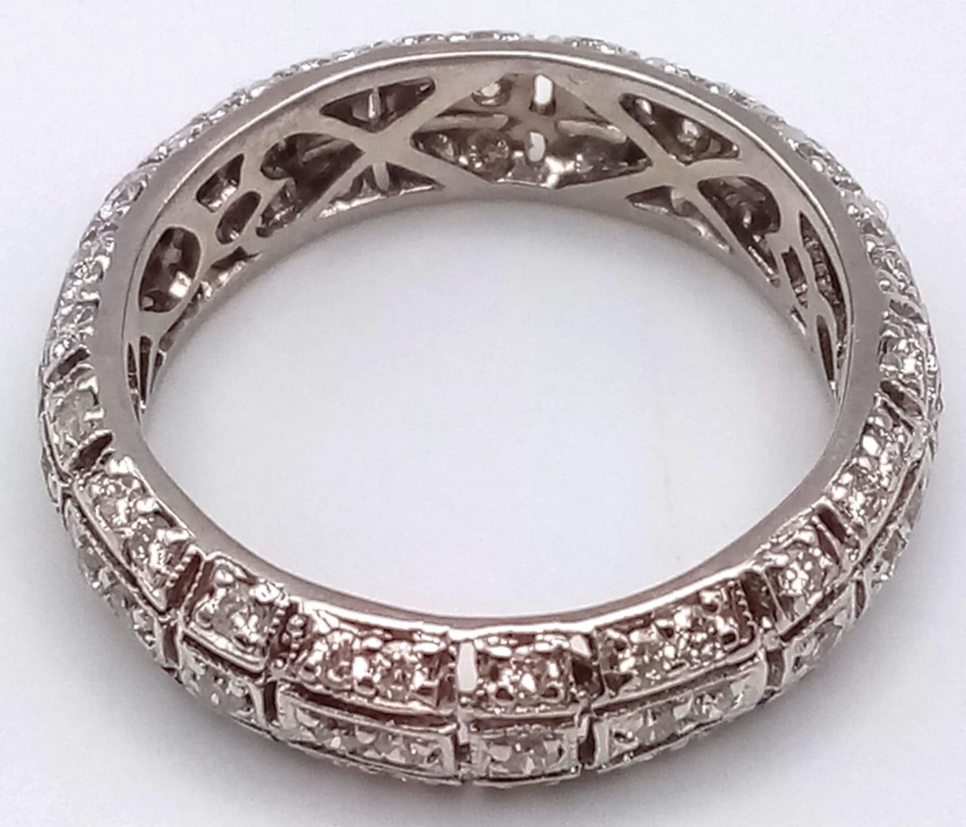 18K WHITE GOLD DIAMOND BAND RING. APPROX 1.30CT DIAMOND. TOTAL WEIGHT 4G. SIZE N - Image 3 of 4