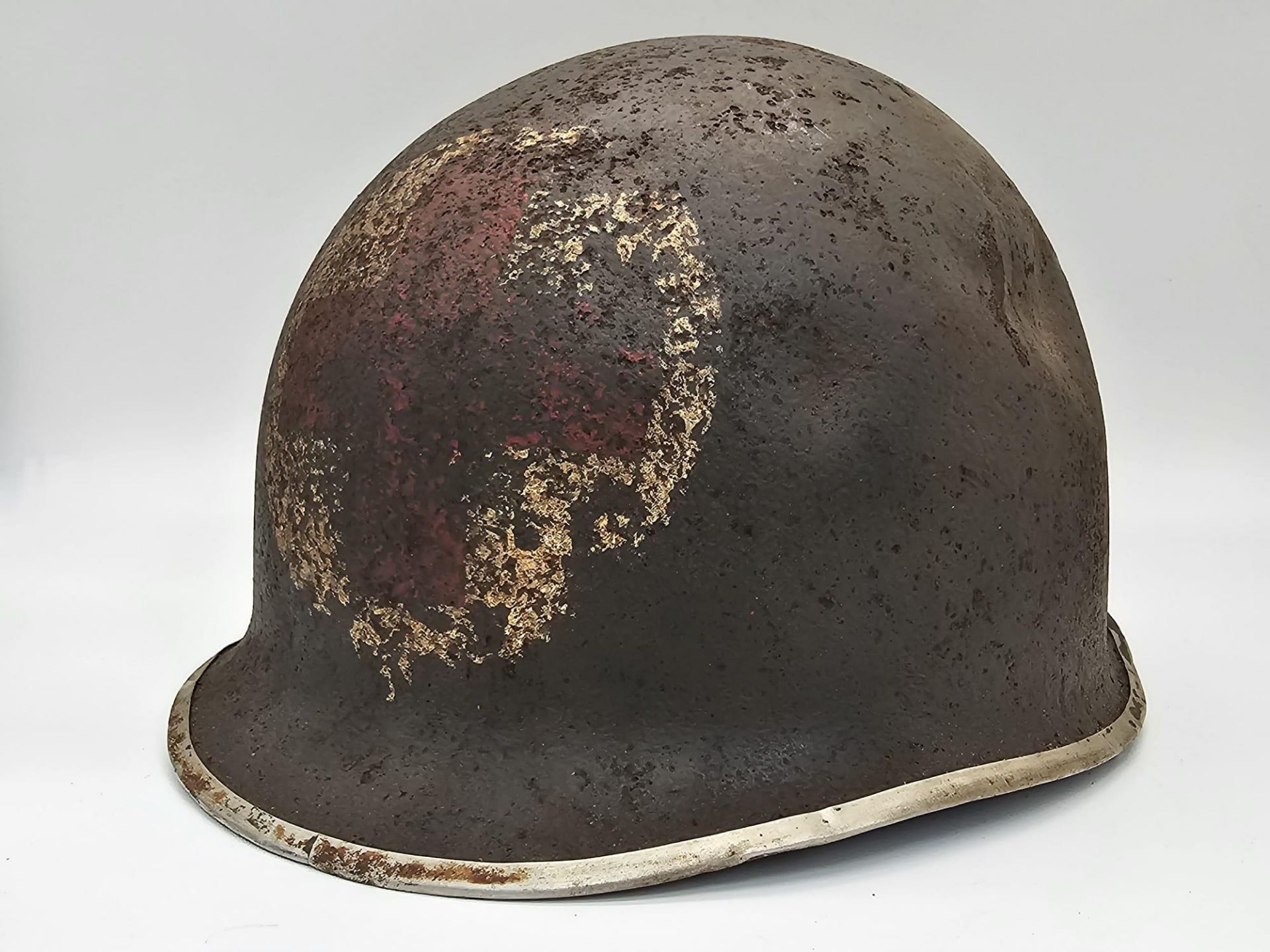 Semi Relic WW2 US Rangers Medic’s M1 Helmet. Early War fixed Bale with front split seam. - Bild 4 aus 9