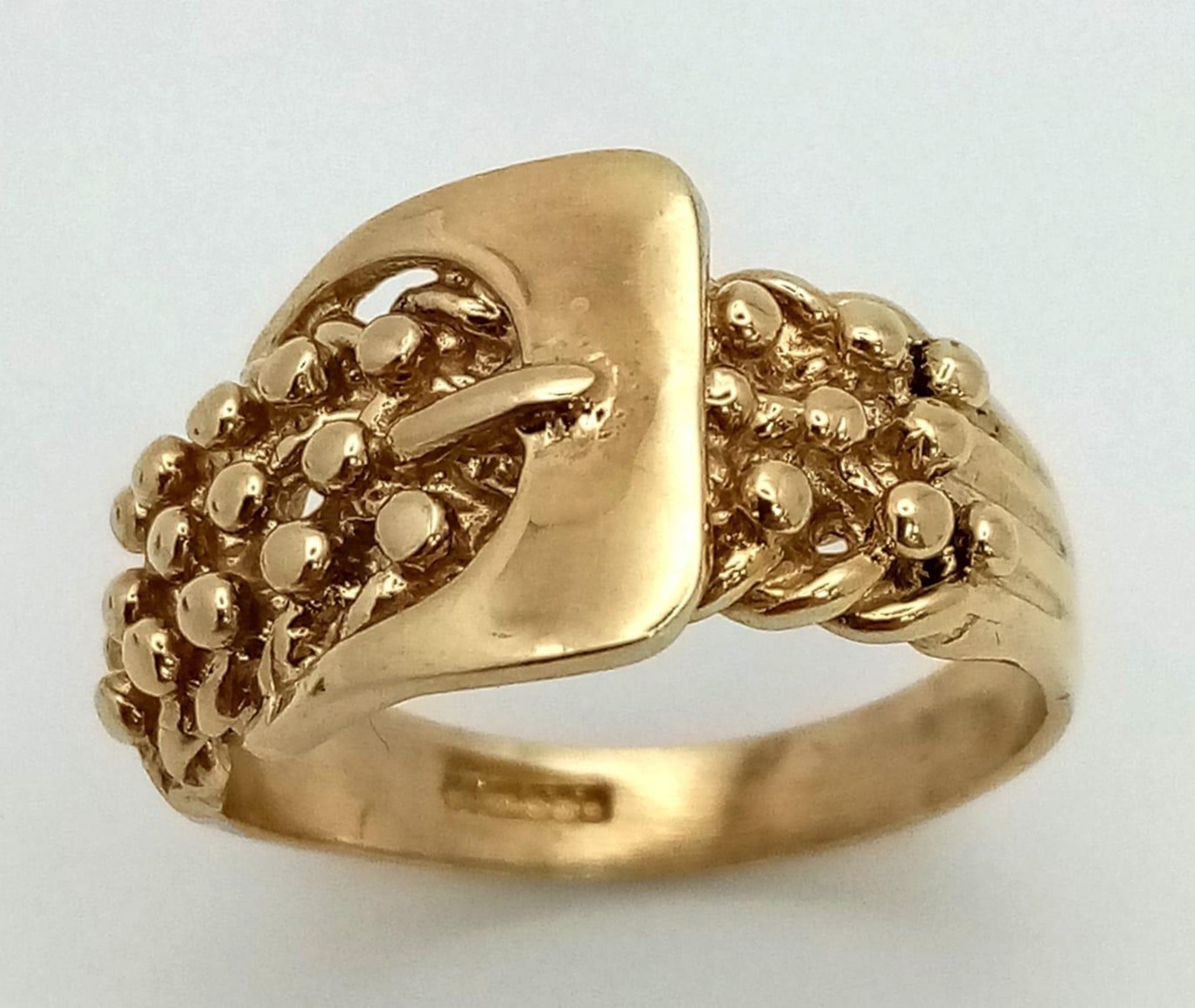 A 9K YELLOW GOLD BUCKLE KEEPER RING 7.6G SIZE U