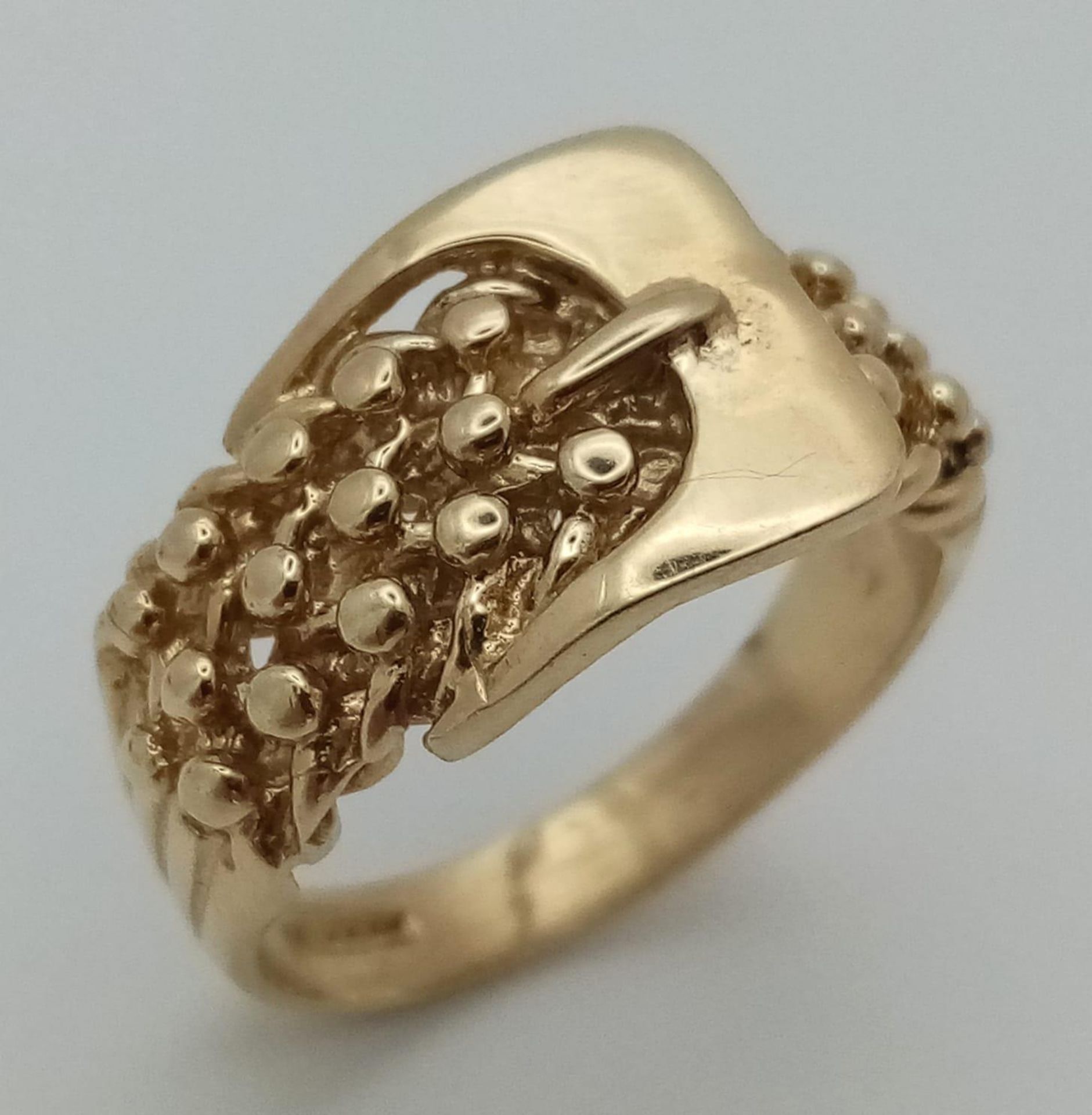 A 9K YELLOW GOLD BUCKLE KEEPER RING 7.6G SIZE U - Image 2 of 4