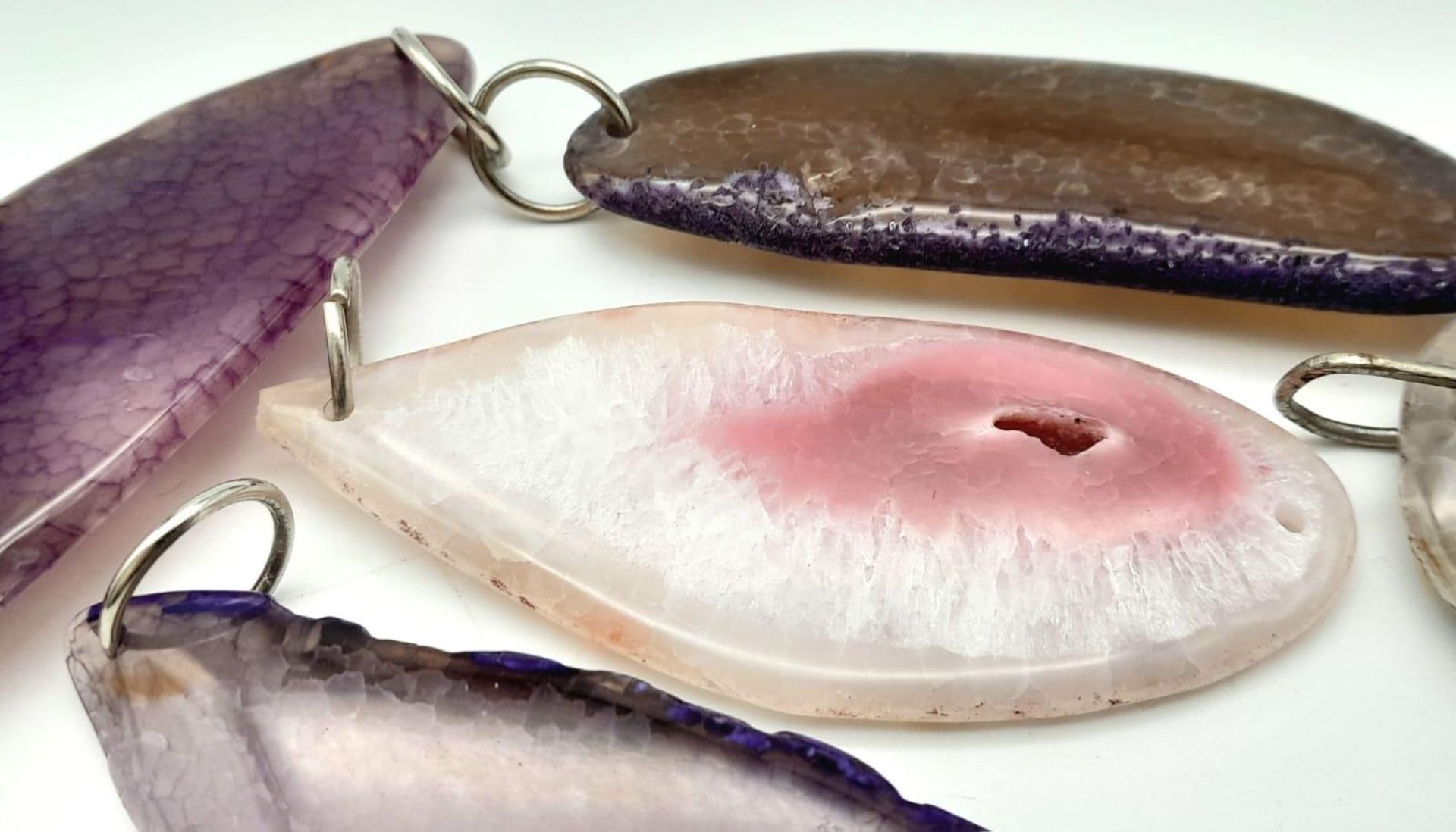 A group of six large crackle agate slices, ideal for pendants or key rings, largest dimensions: 83 x - Bild 2 aus 2
