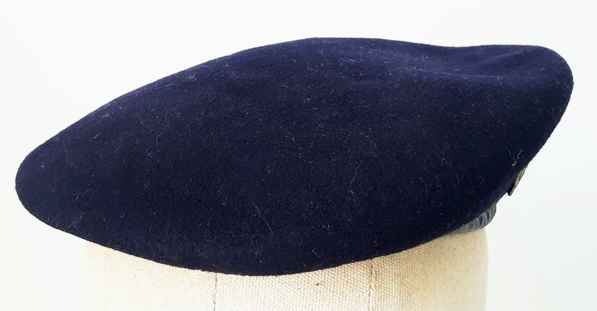 WW2 Royal Armoured Corps Beret. Leather strip over the inner vents. - Image 4 of 6