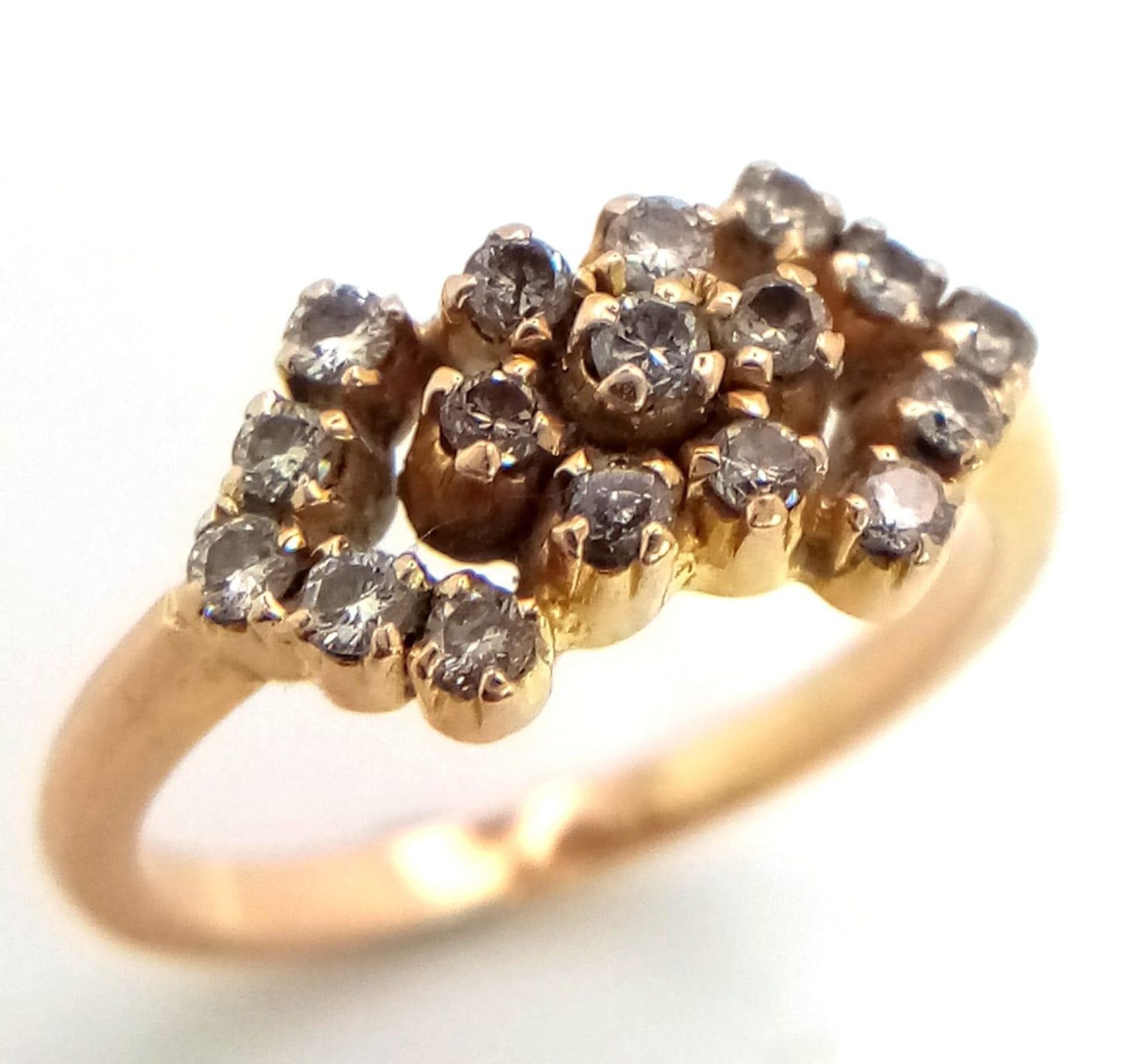 18K YELLOW GOLD DIAMOND FANCY CLUSTER RING. 0.35CT DIAMOND. TOTAL WEIGHT 3.1G. SIZE M