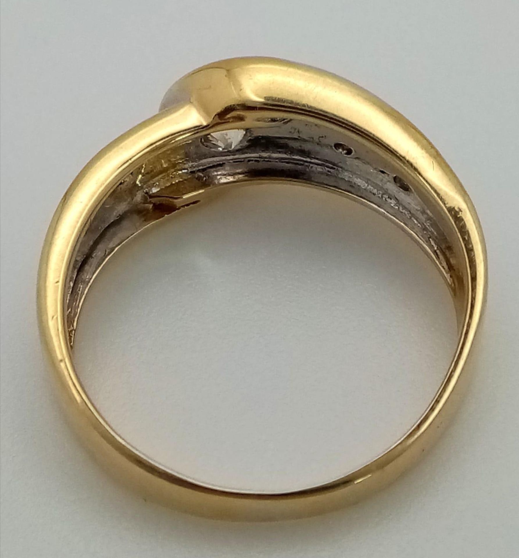 18K 2 COLOUR DIAMOND TWIST RING. 0.20CT DIAMOND. TOTAL WEIGHT 4G. SIZE K - Image 3 of 4