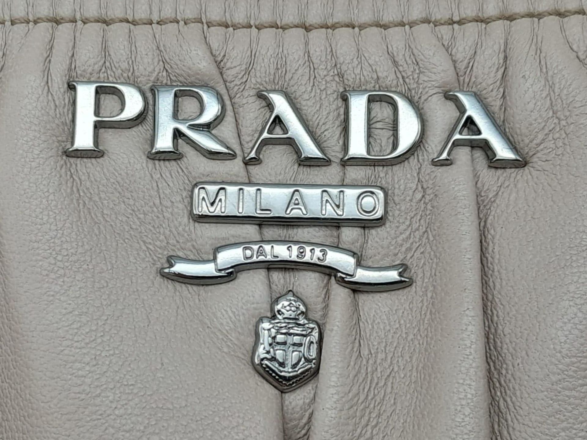 A PRADA BEIGE NAPPA LEATHER GAUFRE POMICE TOTE BAG. SILVER TONE HARD WEAR INCLUDING BUCKLE DETAIL. - Image 20 of 27