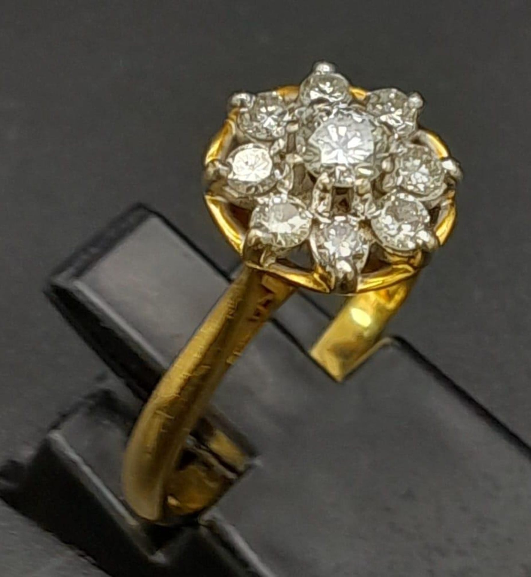 A 18K YELLOW GOLD DIAMOND CLUSTER RING 0.40CT. TOTAL WEIGHT 3.35G. SIZE N. - Image 3 of 5