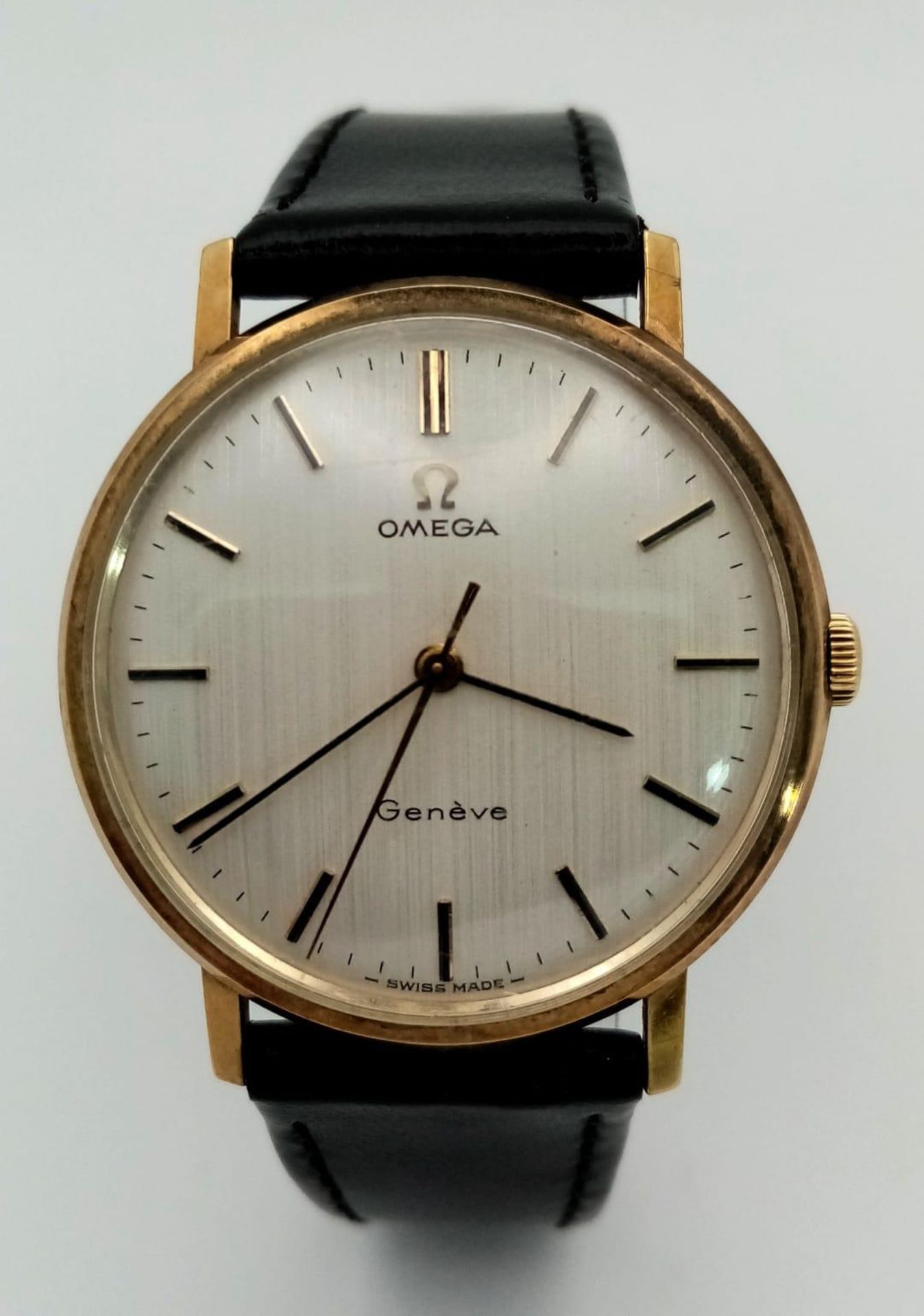 A Beautiful Vintage 9K Gold Omega Geneve Gents Watch. Black leather strap. 9K gold case - 34mm. - Image 2 of 6