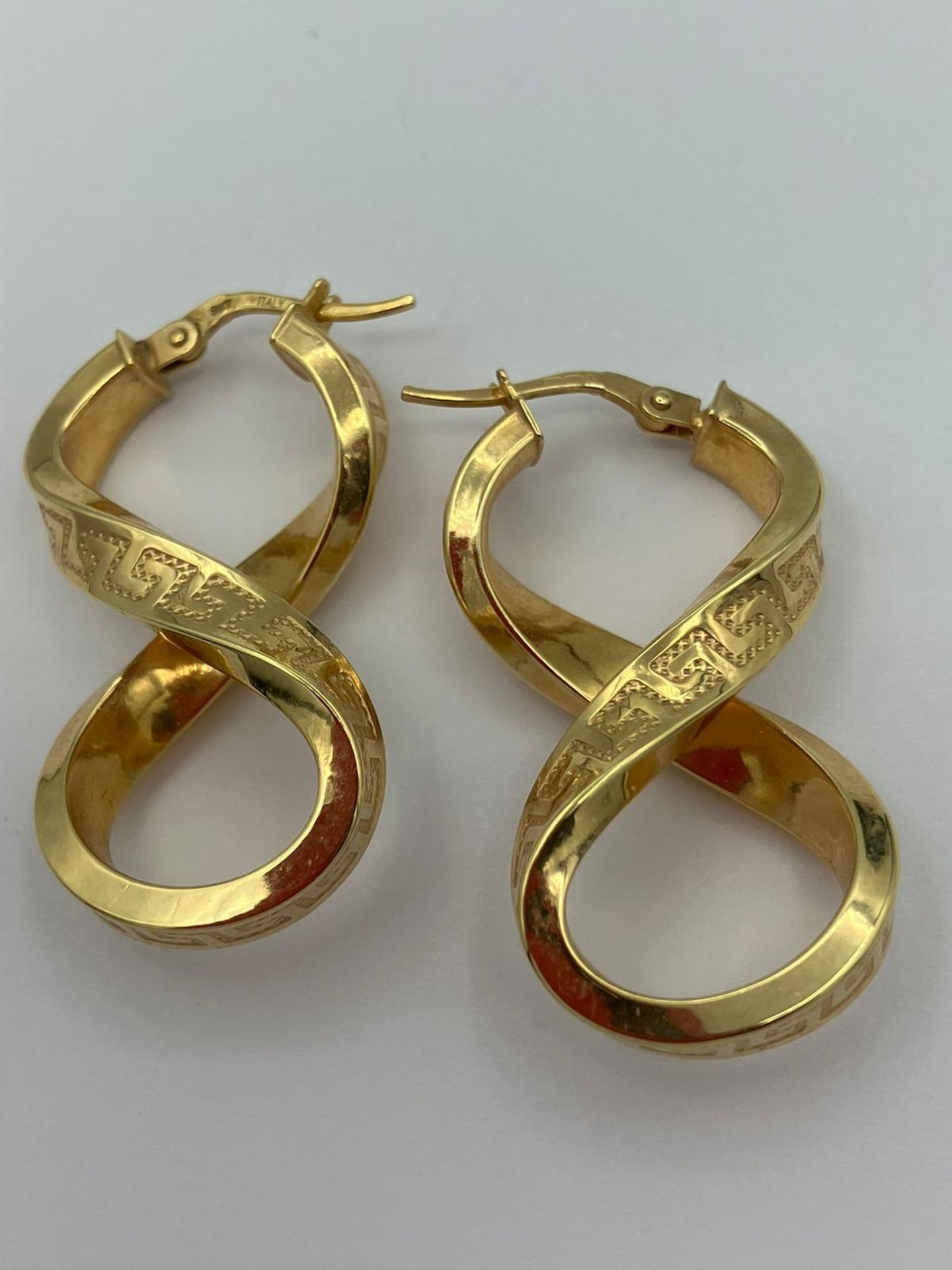 Beautiful pair of Italian designer 9 carat YELLOW GOLD EARRINGS in Statement figure of eight twist