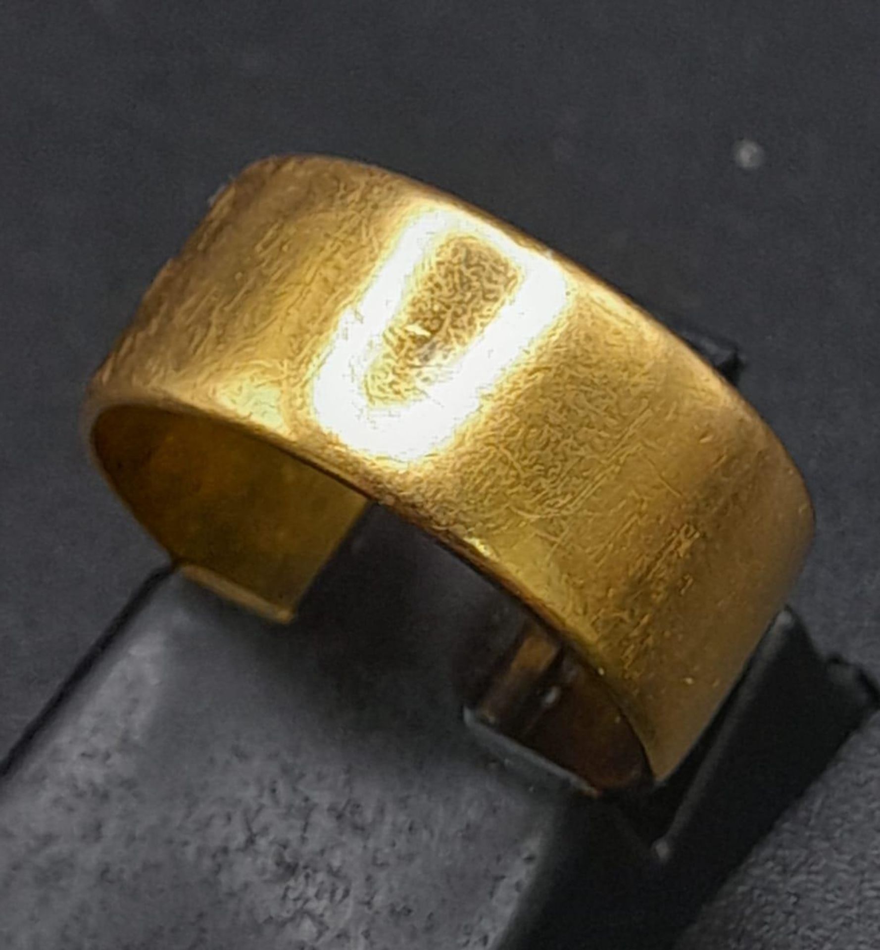 A Vintage 22K Yellow Gold Band Ring. Full UK hallmarks. Size I. 5.57g weight. - Image 2 of 7