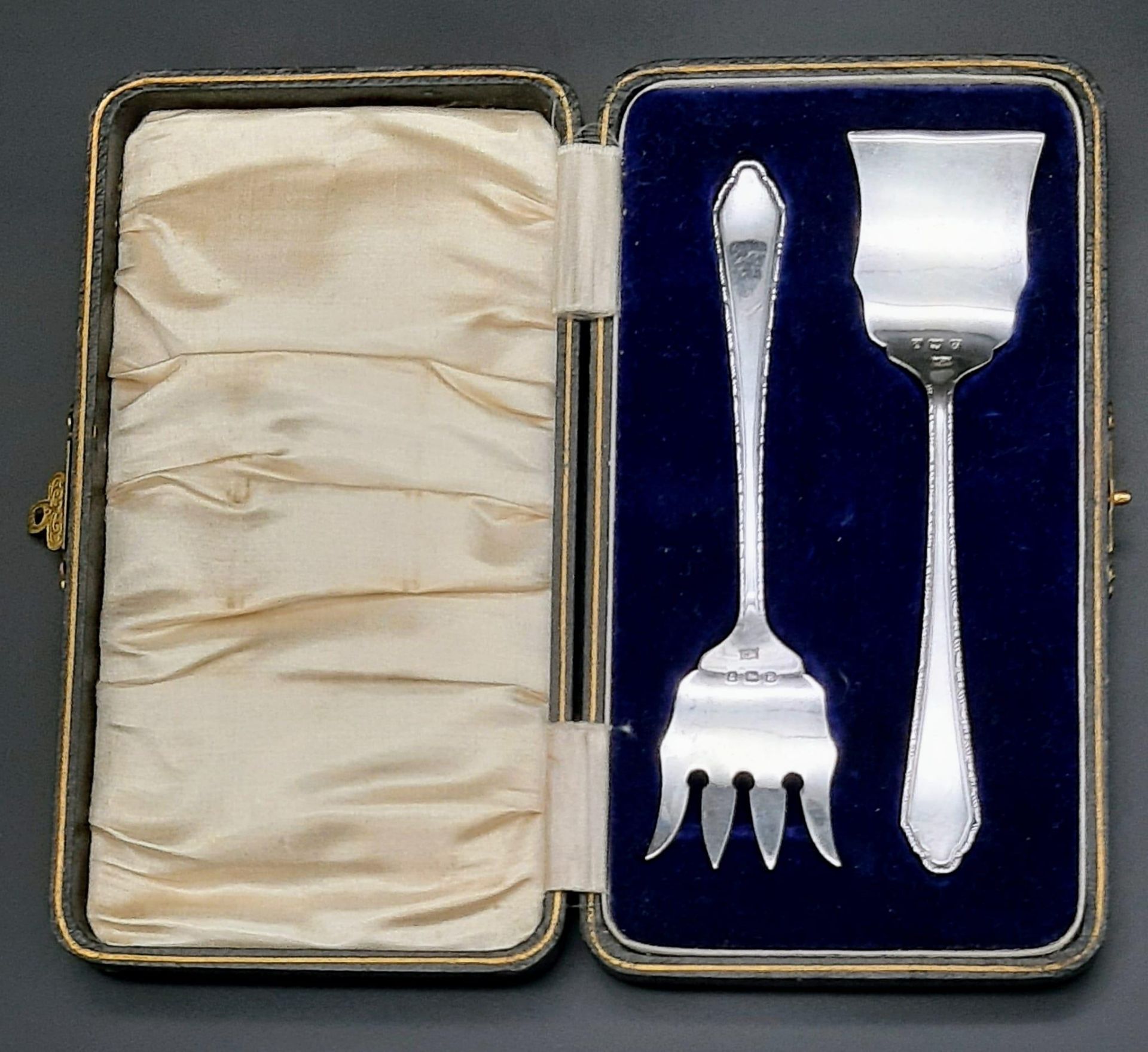 A 1929 Sterling Silver Serving Set. Comes in the original fitted box. Birmingham hallmarks. 46g