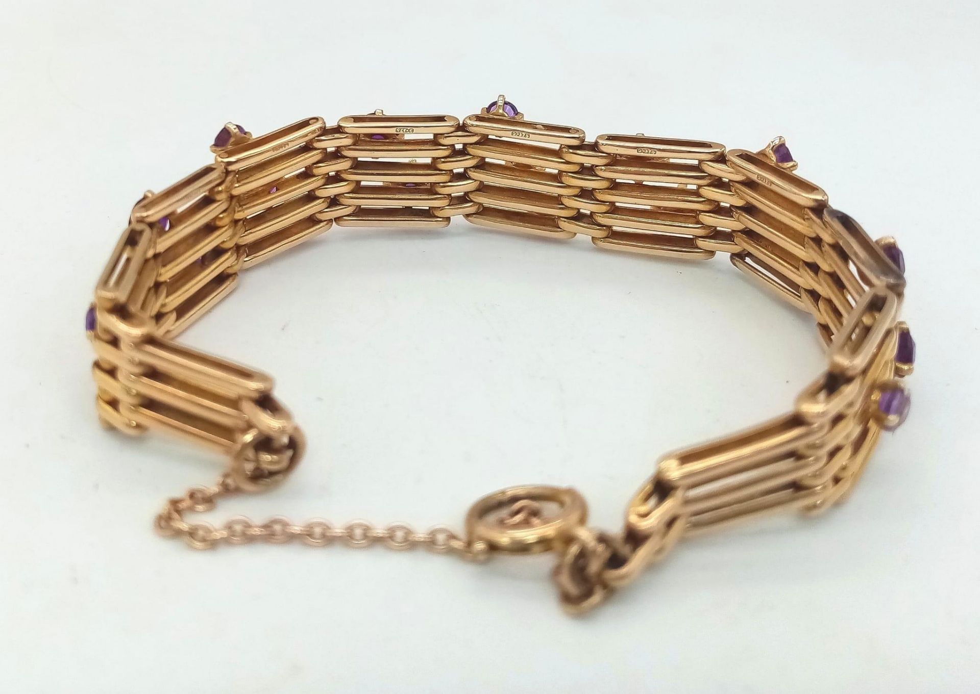 A Vintage 9K Gold and Amethyst Gate Bracelet. Beautifully constructed with 19 clean well faceted - Image 2 of 5