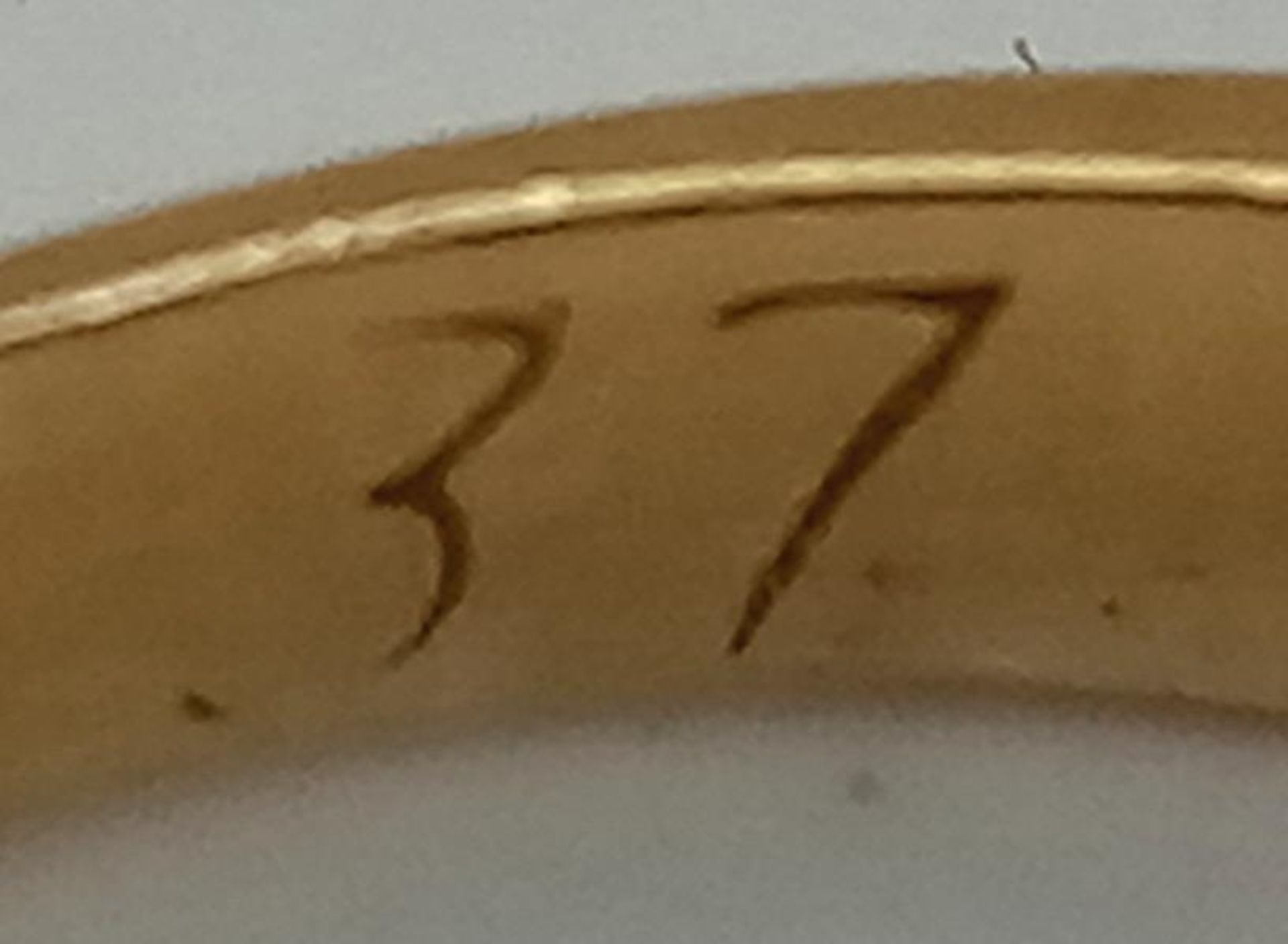 A Vintage 18K Yellow Gold Diamond Half Eternity Ring. Seven round cut diamonds. Size J. 2.8g total - Image 4 of 4