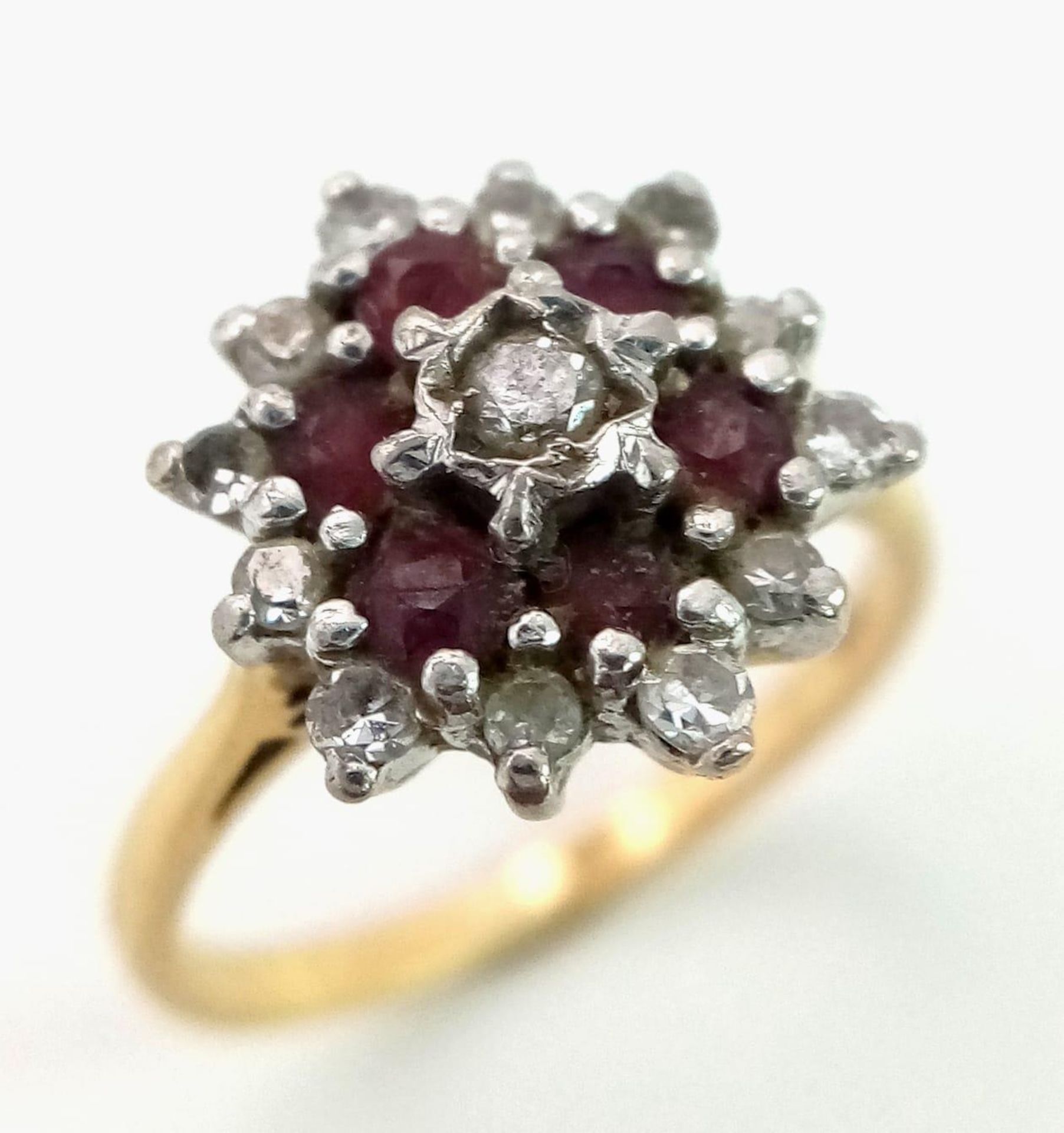 18K YELLOW GOLD DIAMOND & RUBY CLUSTER RING. TOTAL WEIGHT 3.4G. SIZE K - Image 2 of 4