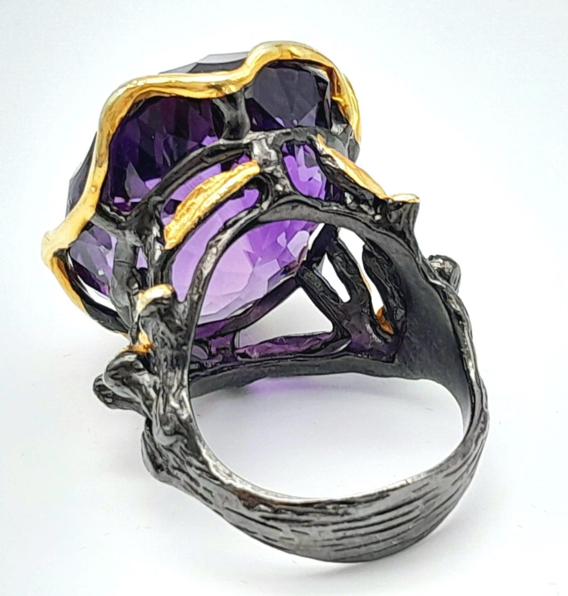 A glorious, vintage sterling silver ring with 18 K yellow gold accents and an impressive amethyst - Image 3 of 5