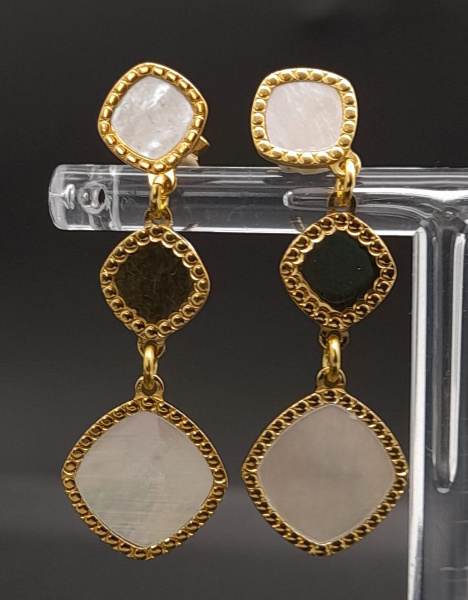A Pair of Gilded Silver Mother of Pearl Drop Earrings. 3cm drop. - Bild 4 aus 4