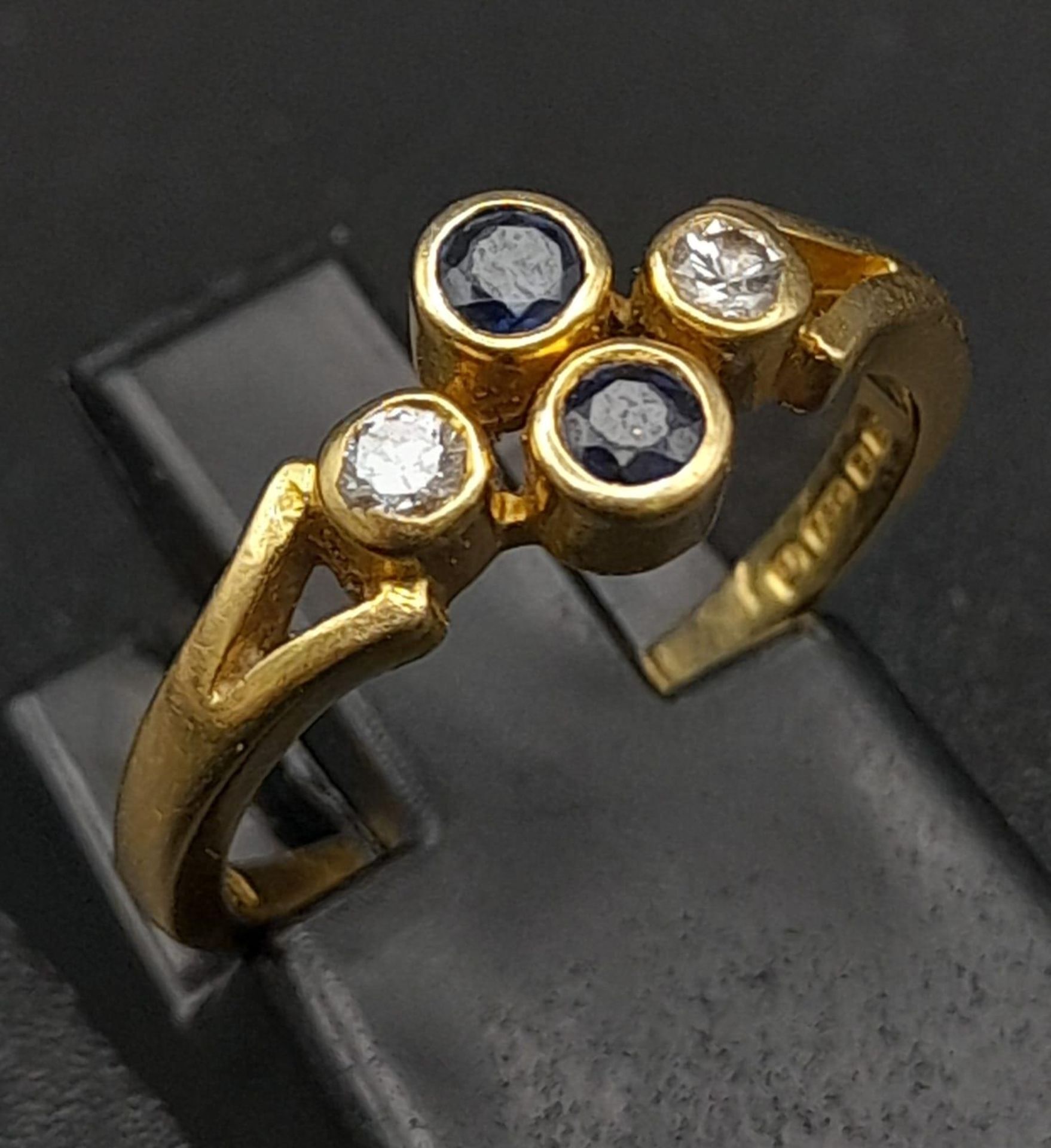 A Vintage 18K Yellow Gold Diamond and Sapphire Ring. Two vertical sapphires and two horizontal - Image 3 of 5