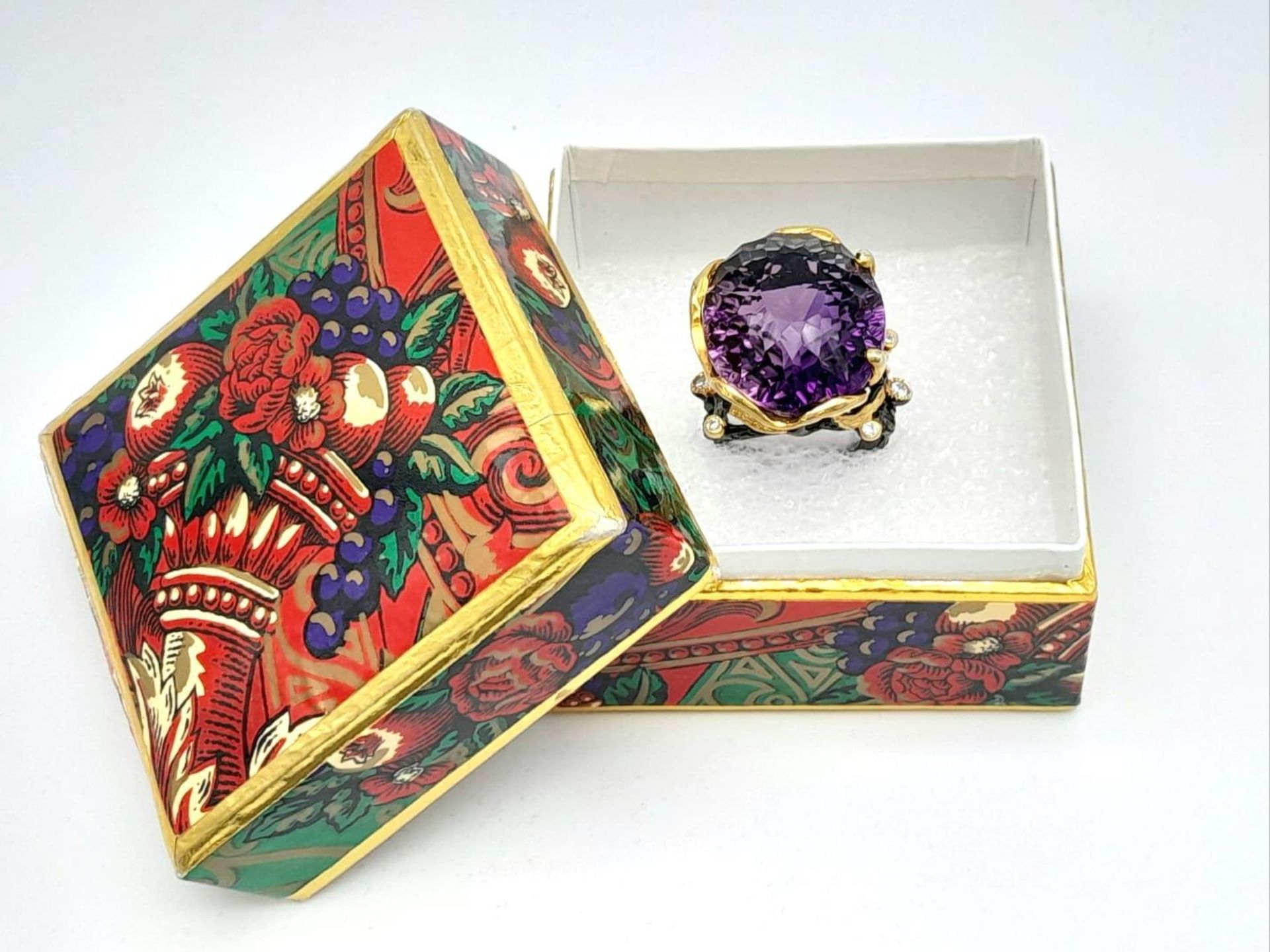 A glorious, vintage sterling silver ring with 18 K yellow gold accents and an impressive amethyst - Image 5 of 5