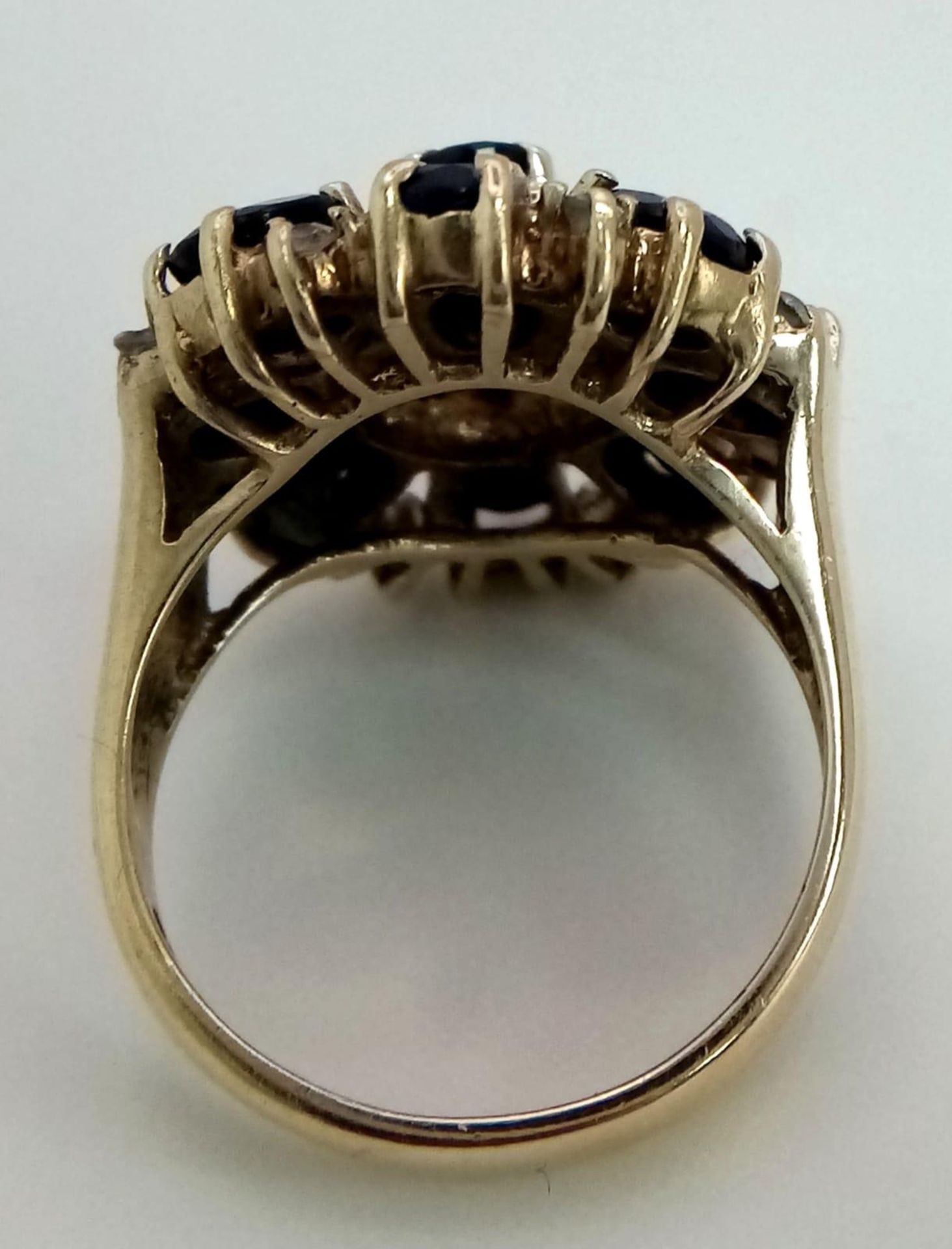 A 9K YELLOW GOLD DIAMOND & SAPPHIRE CLUSTER RING,. TOTAL WEIGHT 6.4G. SIZE L - Image 3 of 4