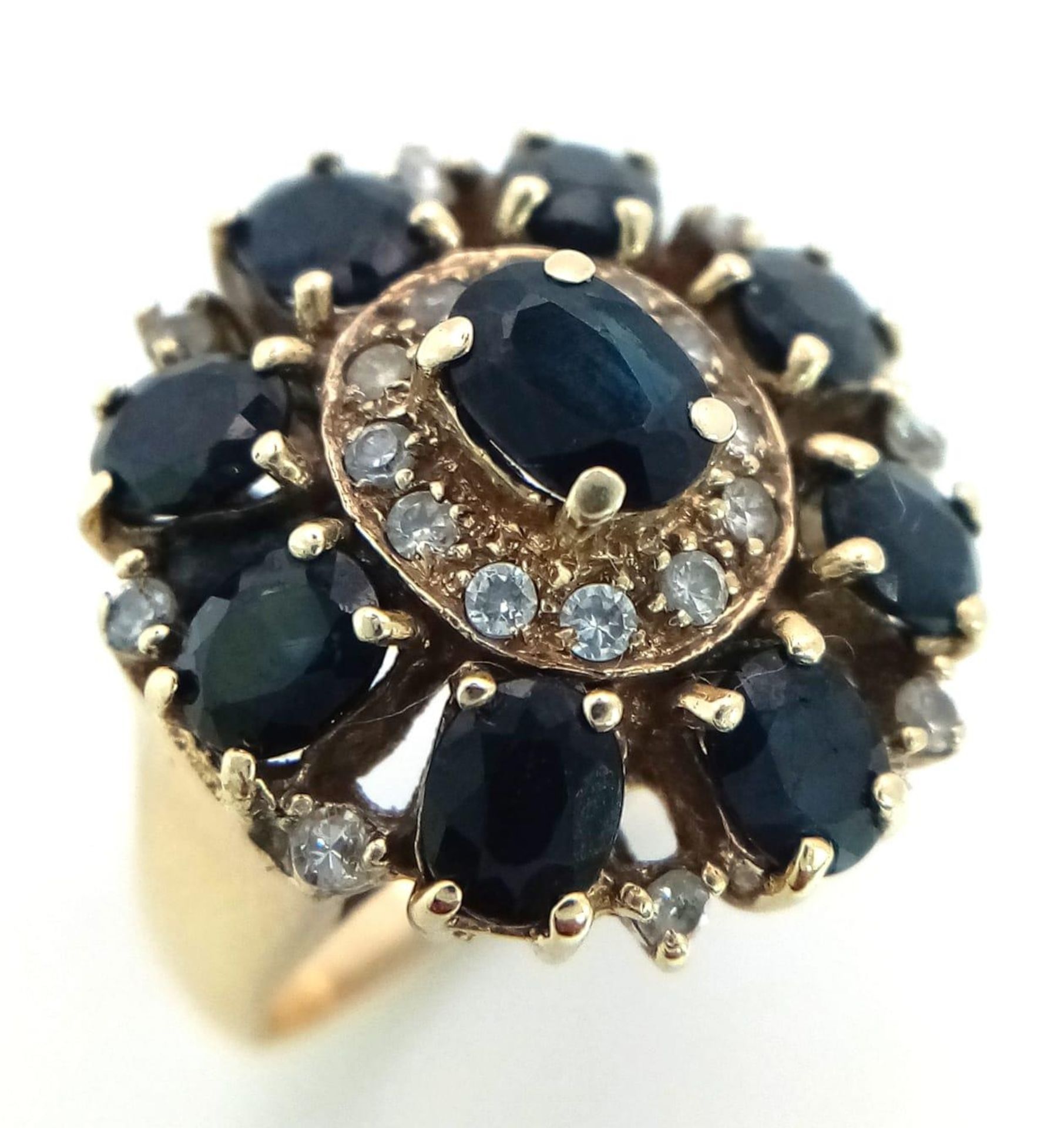 A 9K YELLOW GOLD DIAMOND & SAPPHIRE CLUSTER RING,. TOTAL WEIGHT 6.4G. SIZE L