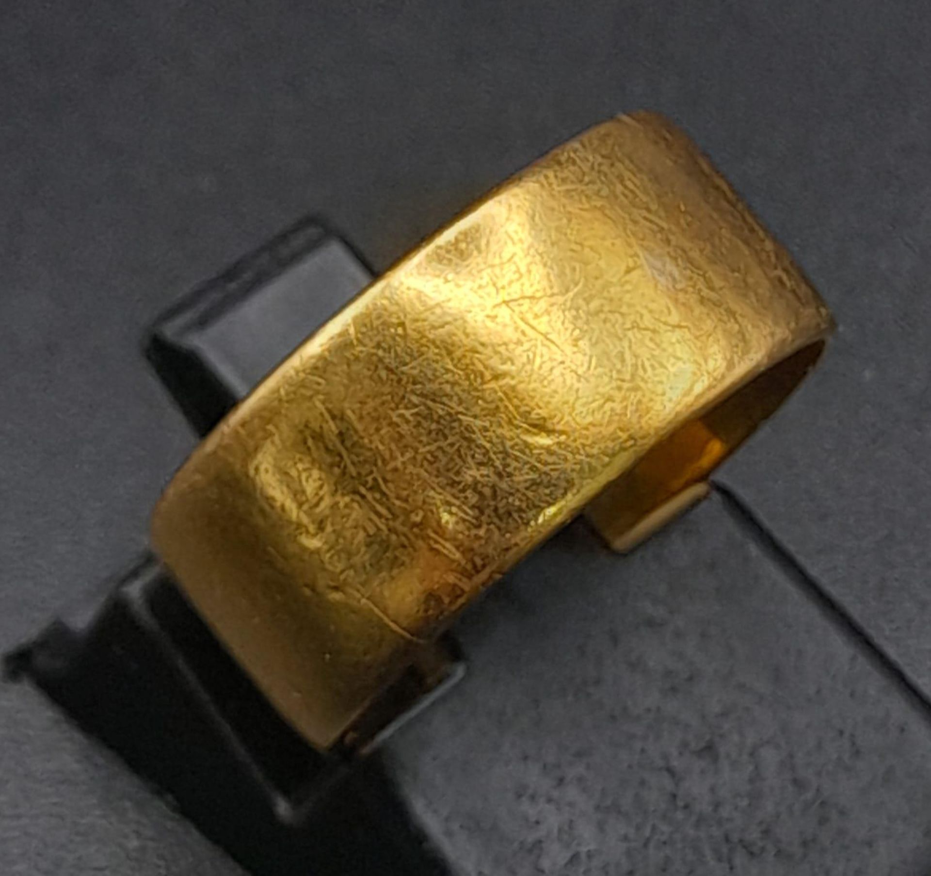A Vintage 22K Yellow Gold Band Ring. Full UK hallmarks. Size I. 5.57g weight. - Image 3 of 7