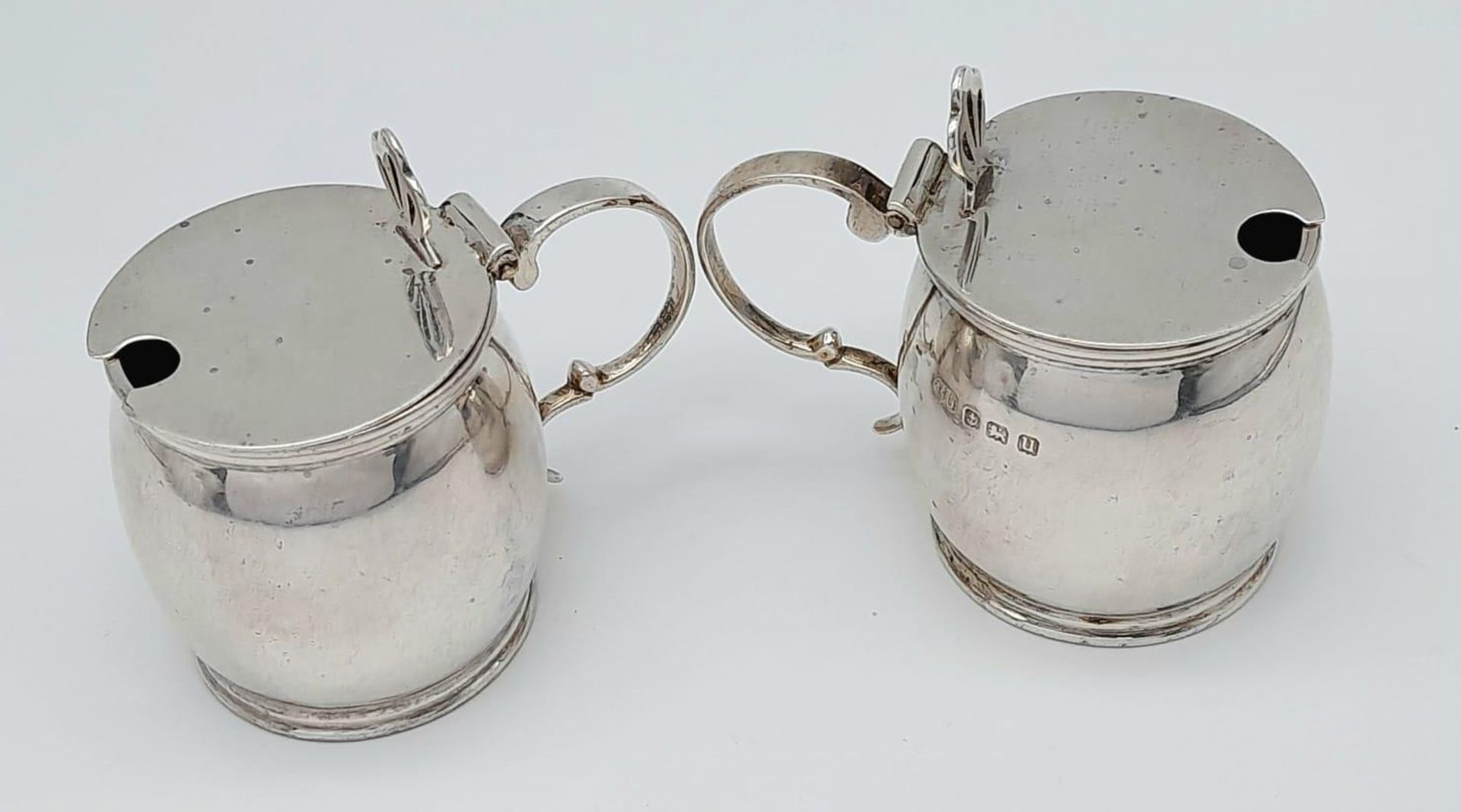 An antique pair of silver condiment set ( missing glass ). Full hallmark Birmingham, sterling - Image 2 of 9
