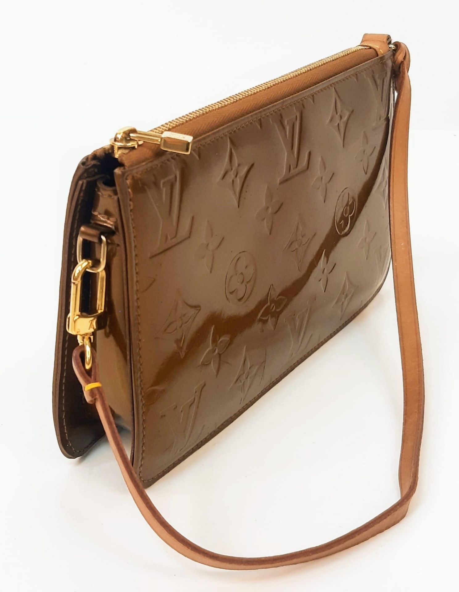 A Louis Vuitton Vernis Pochette Shoulder Bag in Copper, Emboss LV Detailing, Dark Tan Leather Strap. - Image 2 of 7