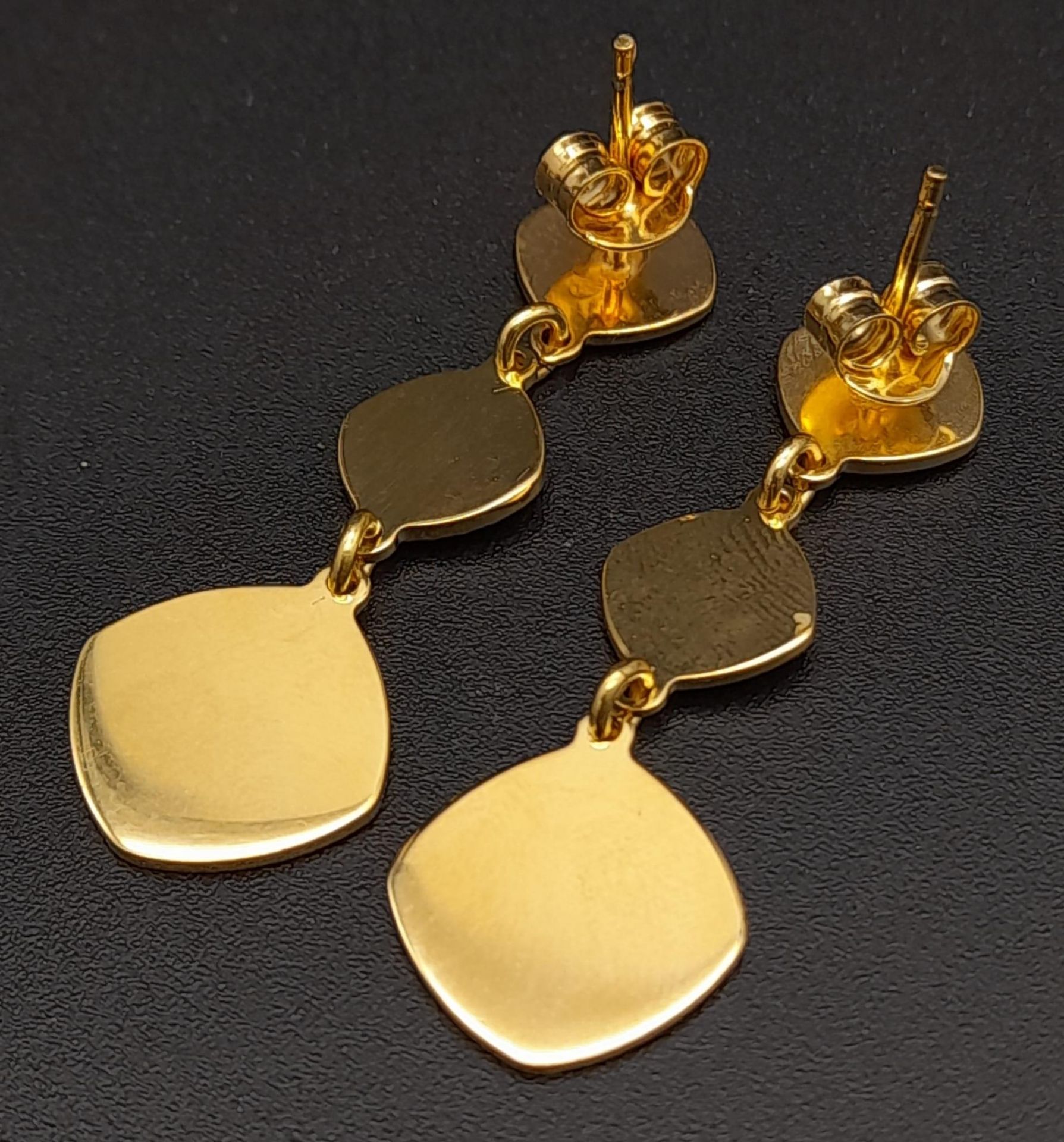 A Pair of Gilded Silver Mother of Pearl Drop Earrings. 3cm drop. - Bild 3 aus 4