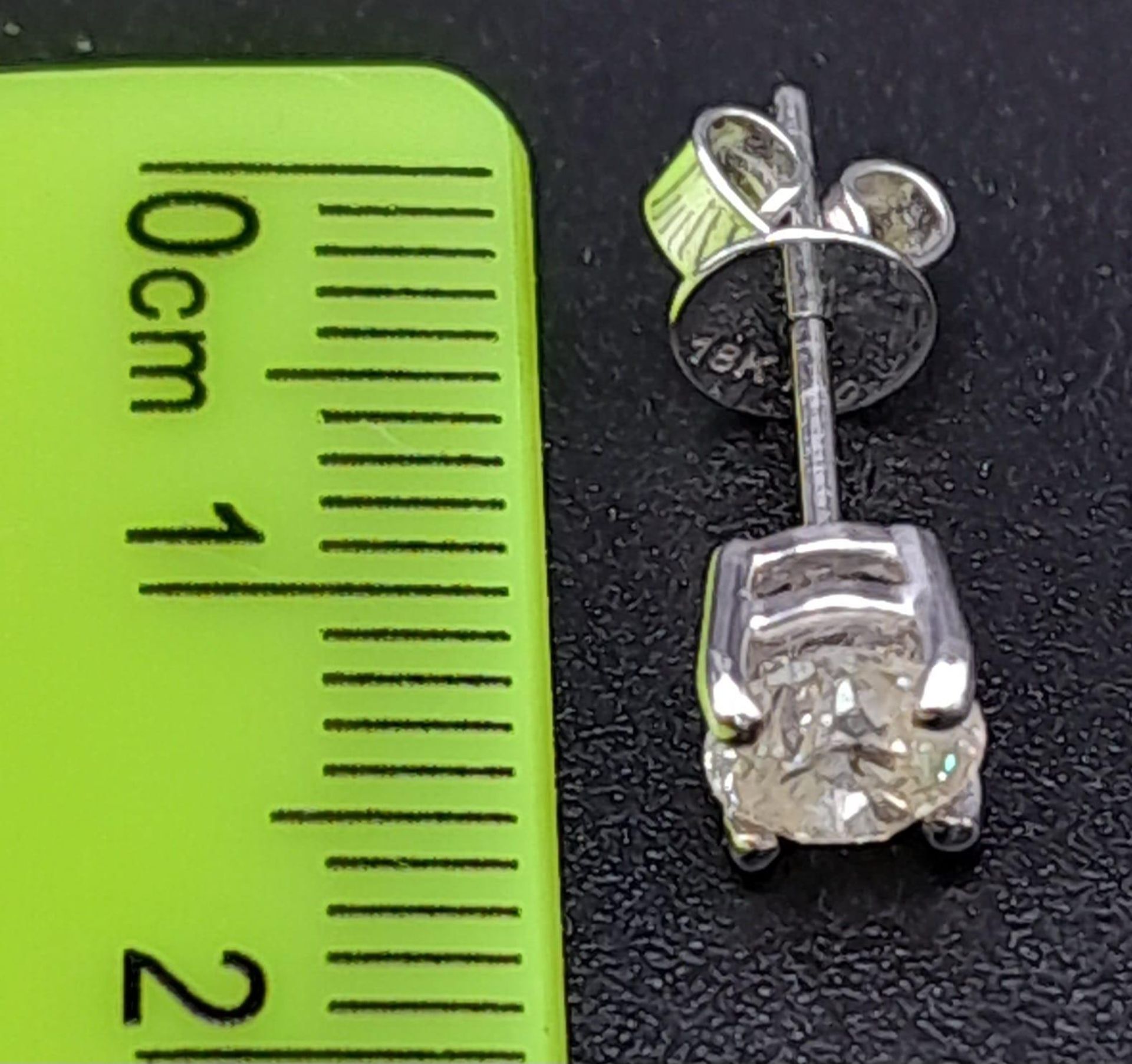 AN 18K WHITE GOLD SINGLE DIAMOND SOLITAIRE STUD EARRING. 4.9MM LONG. TOTAL WEIGHT APPROX 0.82 GRAMS. - Image 3 of 4