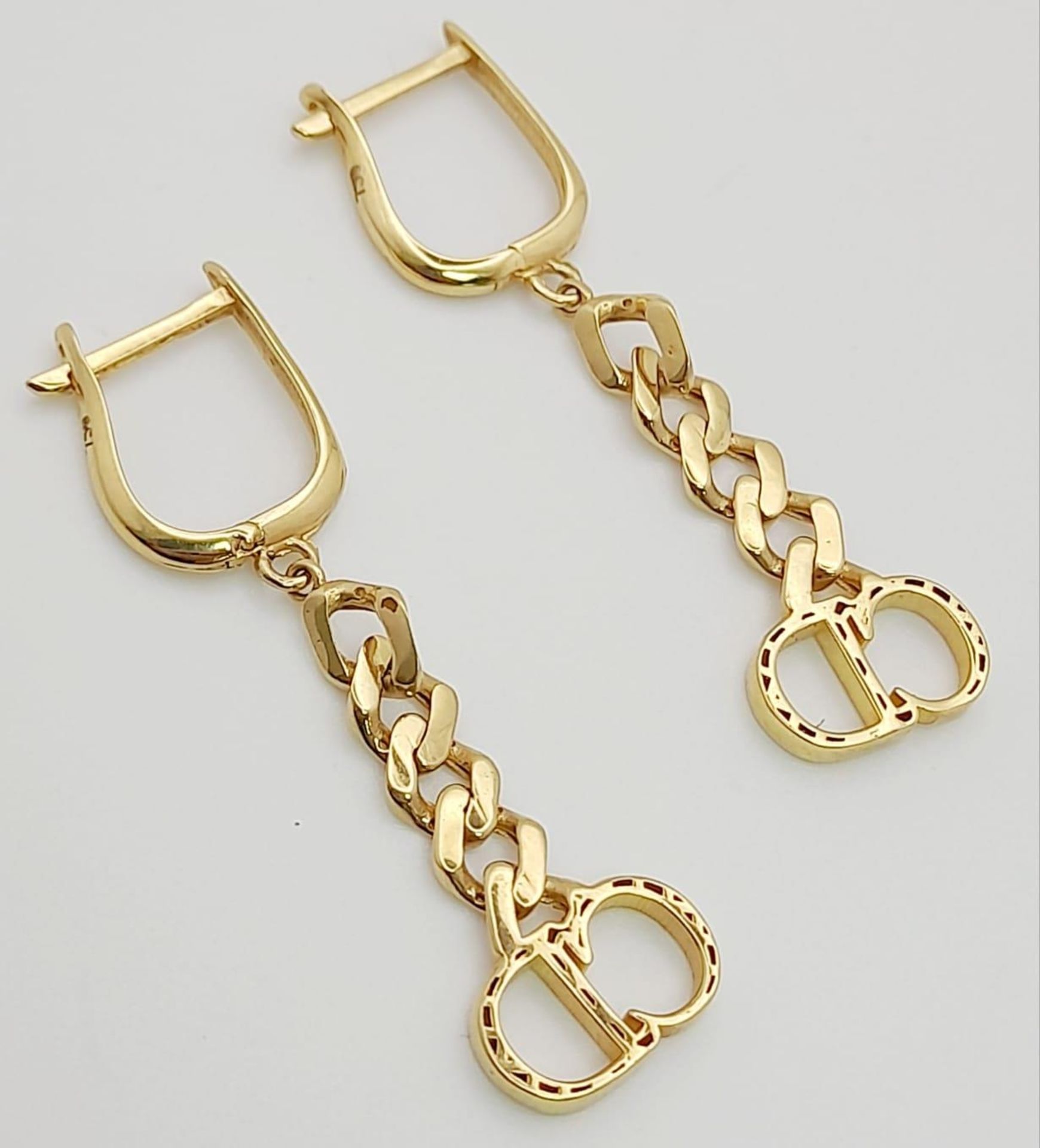 18K YELLOW GOLD CD CHRISTIAN DIOR STYLE DROP EARRINGS. TOTAL WEIGHT 5.5G - Image 2 of 3