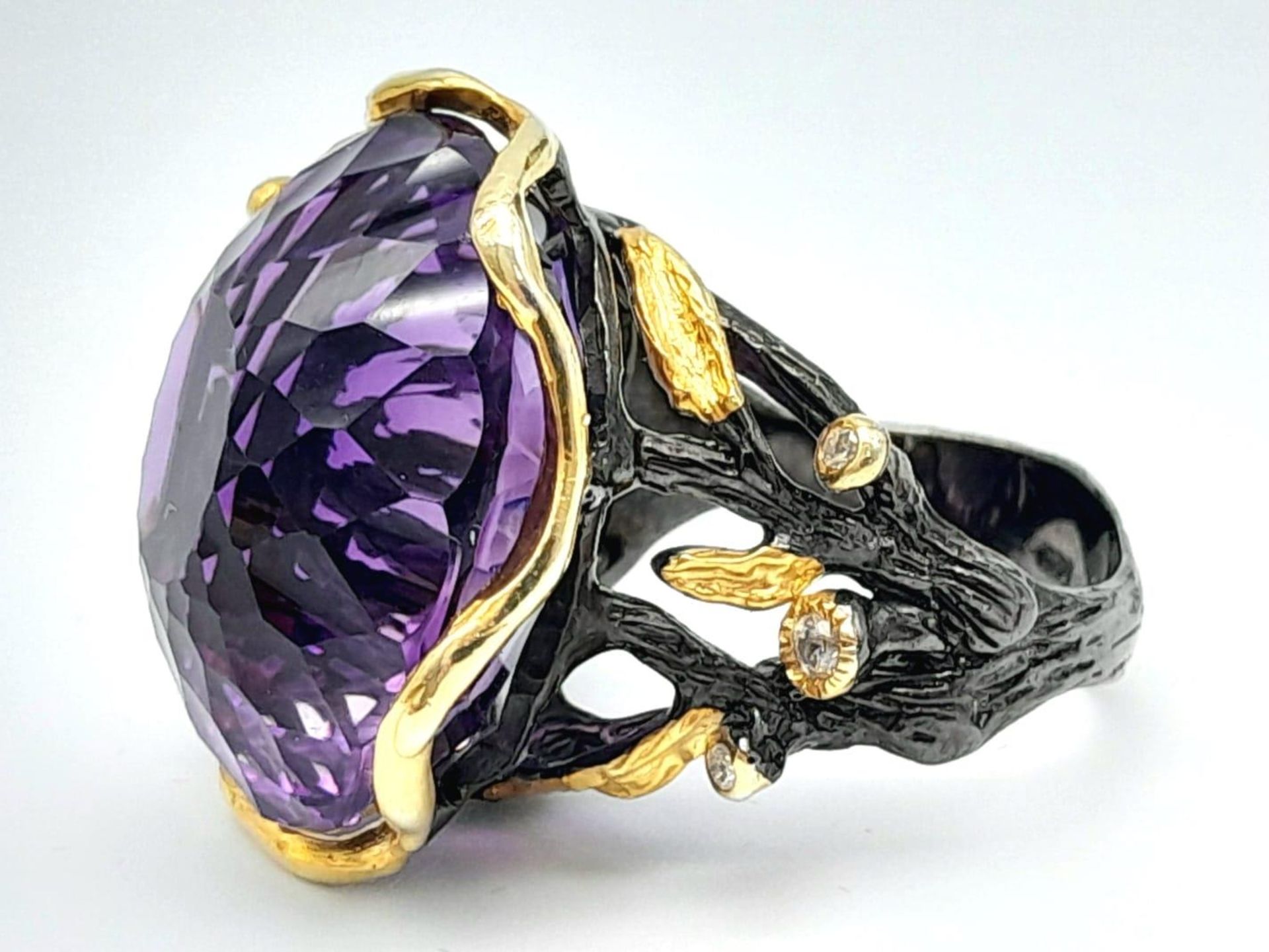 A glorious, vintage sterling silver ring with 18 K yellow gold accents and an impressive amethyst - Image 2 of 5