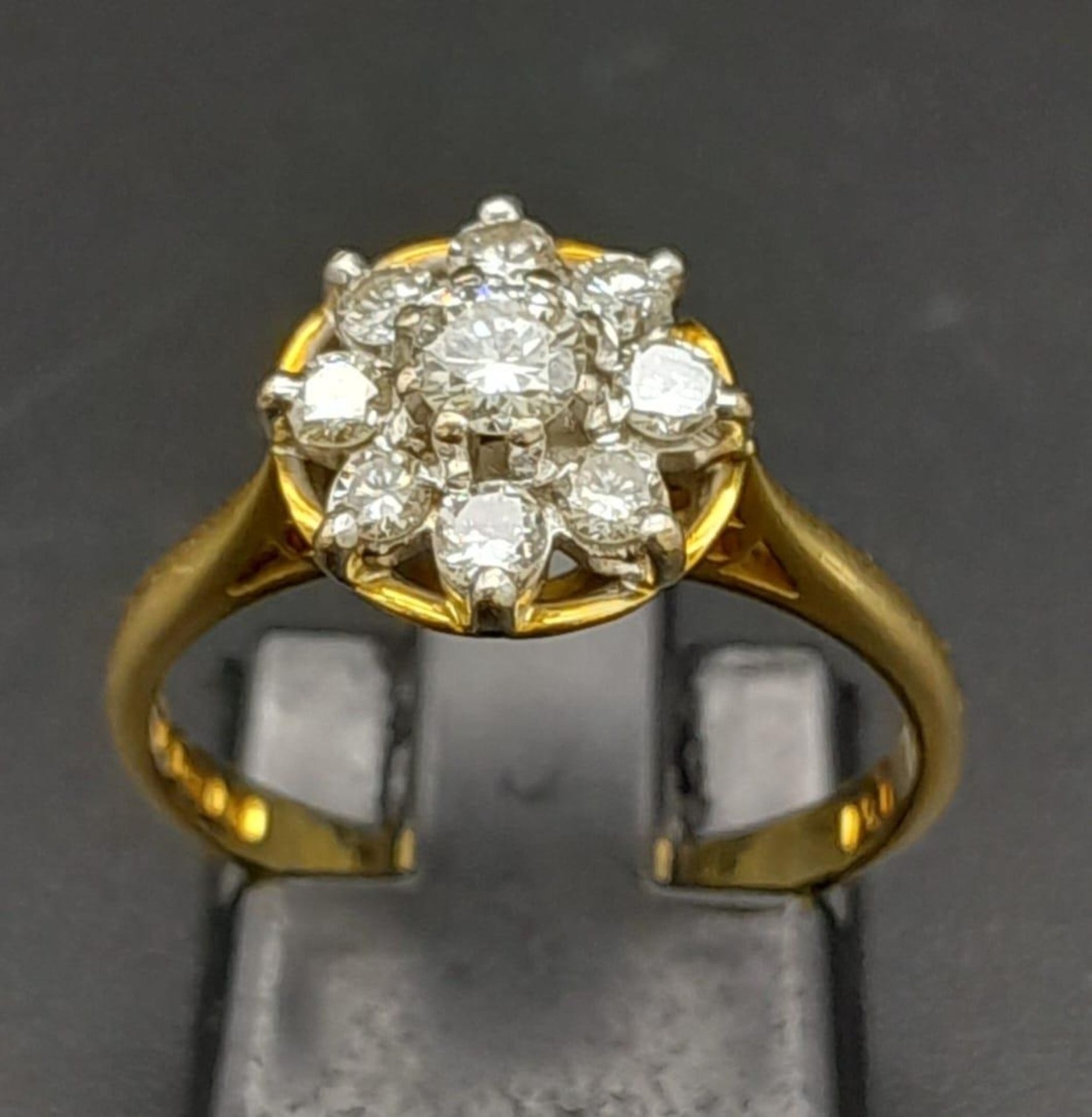 A 18K YELLOW GOLD DIAMOND CLUSTER RING 0.40CT. TOTAL WEIGHT 3.35G. SIZE N.