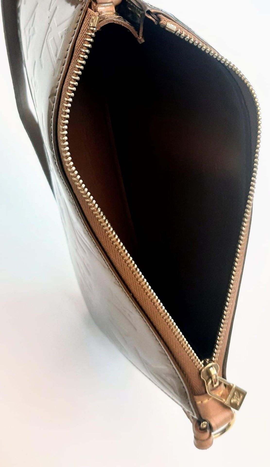A Louis Vuitton Vernis Pochette Shoulder Bag in Copper, Emboss LV Detailing, Dark Tan Leather Strap. - Image 7 of 7