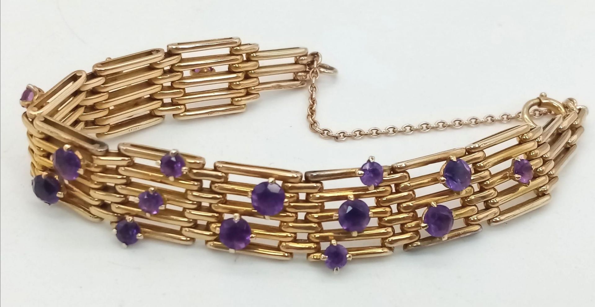 A Vintage 9K Gold and Amethyst Gate Bracelet. Beautifully constructed with 19 clean well faceted - Image 3 of 5
