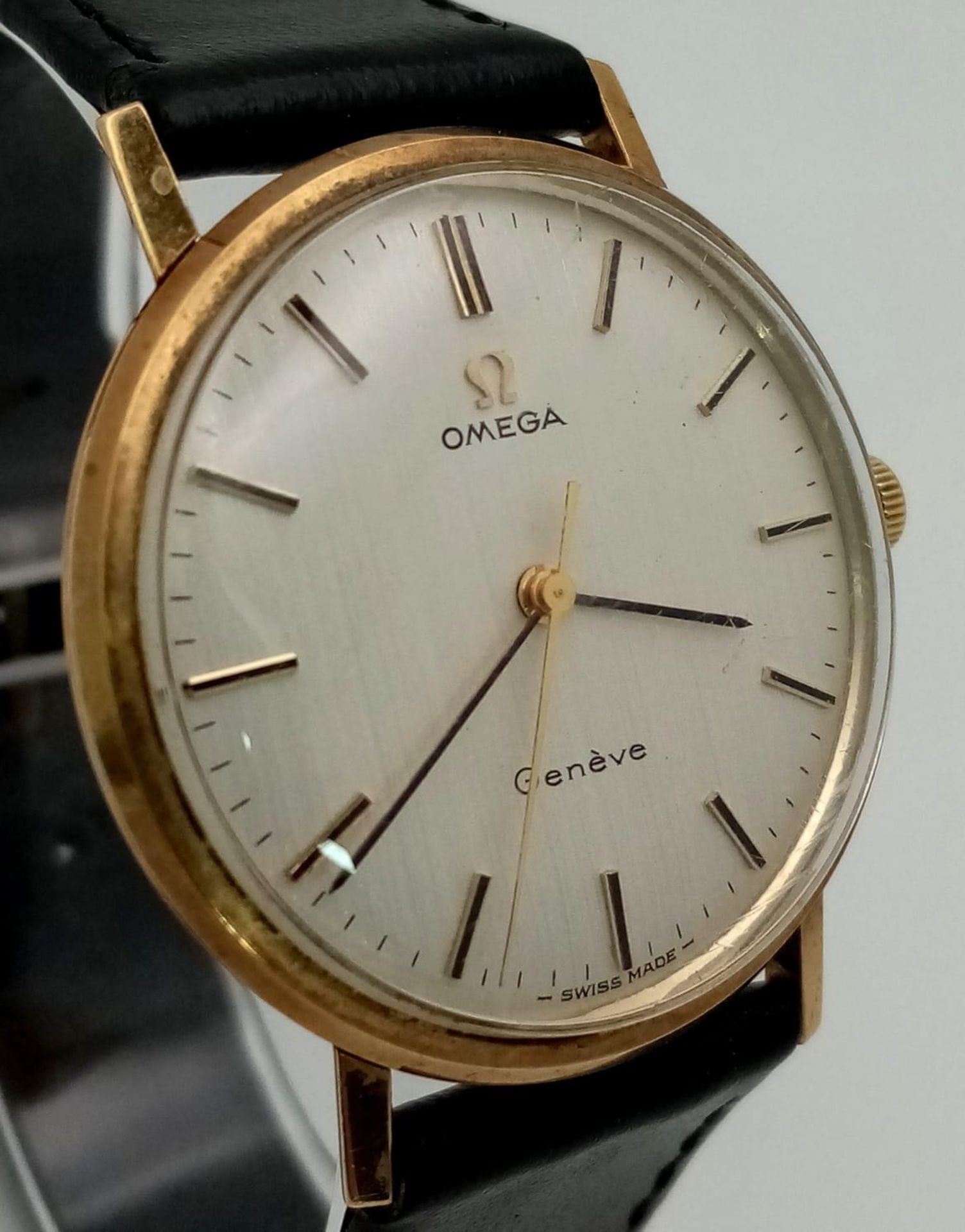 A Beautiful Vintage 9K Gold Omega Geneve Gents Watch. Black leather strap. 9K gold case - 34mm. - Image 3 of 6