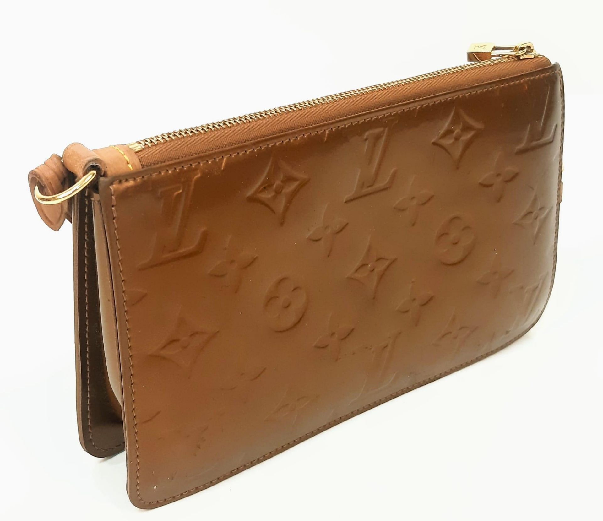 A Louis Vuitton Vernis Pochette Shoulder Bag in Copper, Emboss LV Detailing, Dark Tan Leather Strap. - Image 4 of 7
