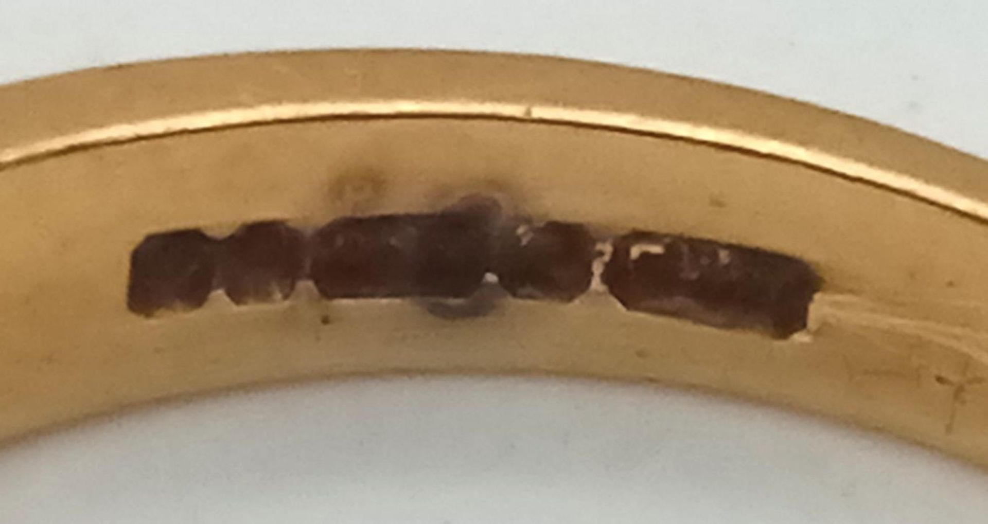 A Vintage 18K Yellow Gold Diamond Half Eternity Ring. Seven round cut diamonds. Size J. 2.8g total - Image 3 of 4