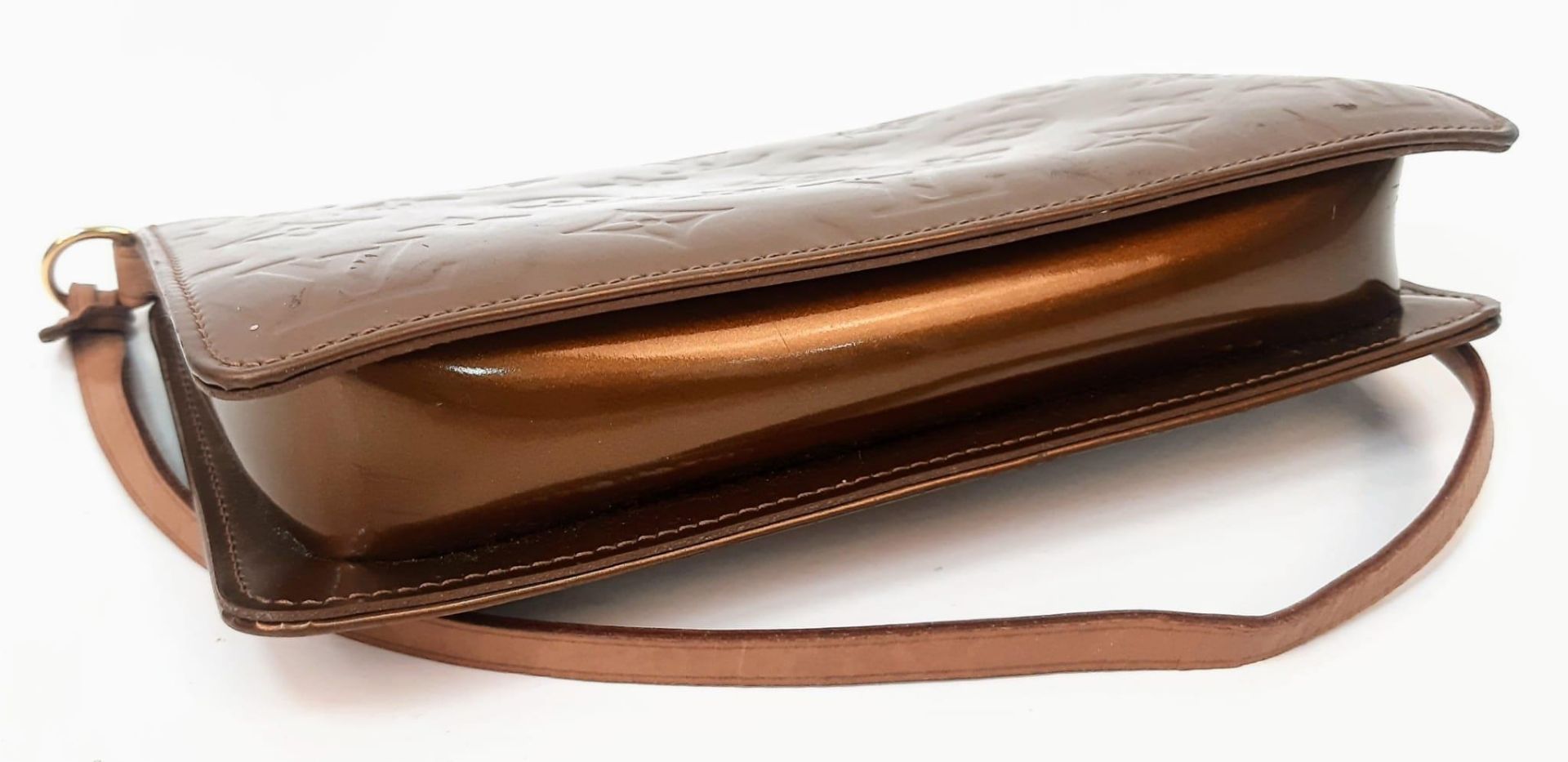A Louis Vuitton Vernis Pochette Shoulder Bag in Copper, Emboss LV Detailing, Dark Tan Leather Strap. - Image 6 of 7
